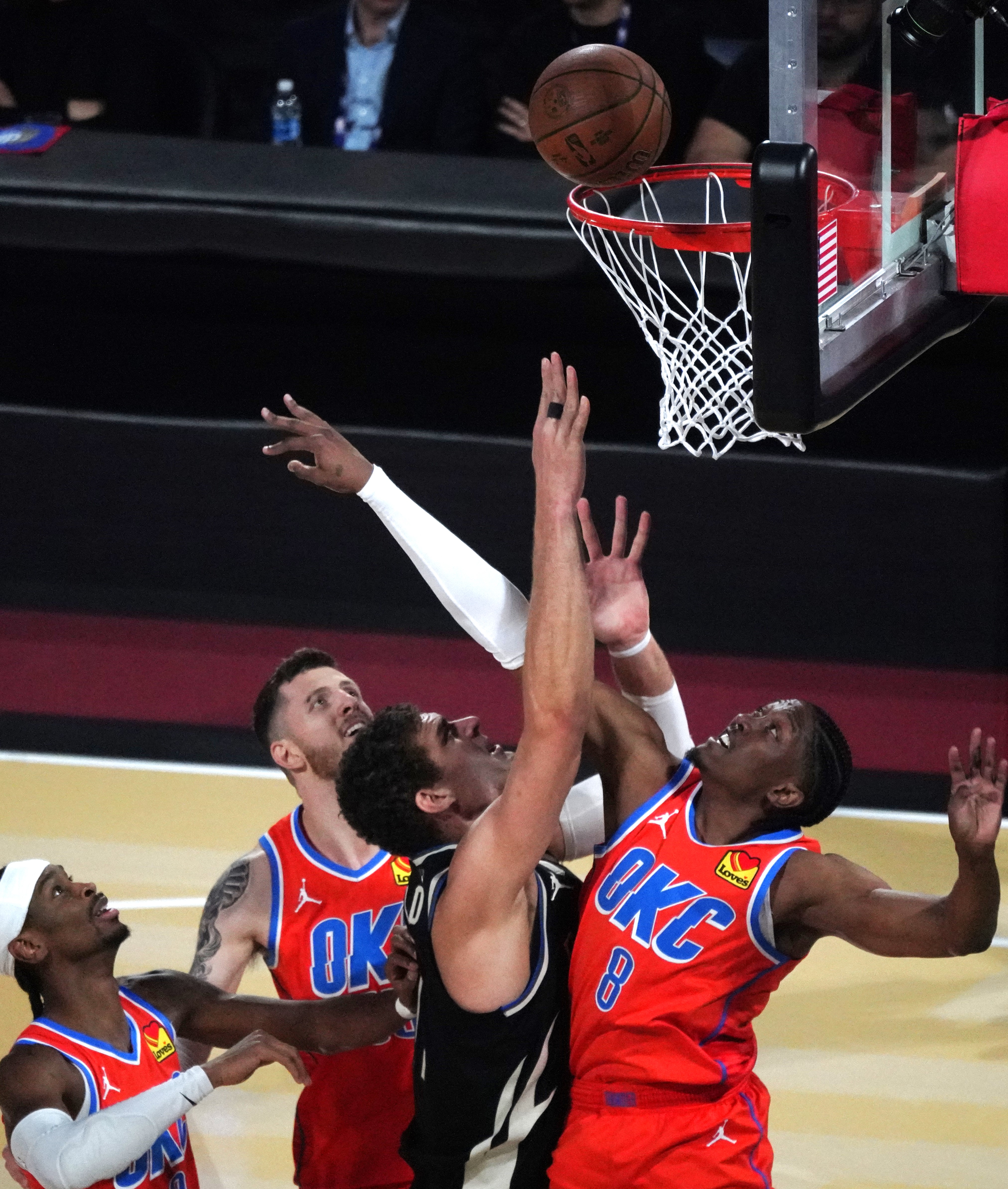 雄鹿对阵活塞,谁将成为赛场上的赢家? 雄鹿对阵活塞,谁将成为赛场上的赢家?