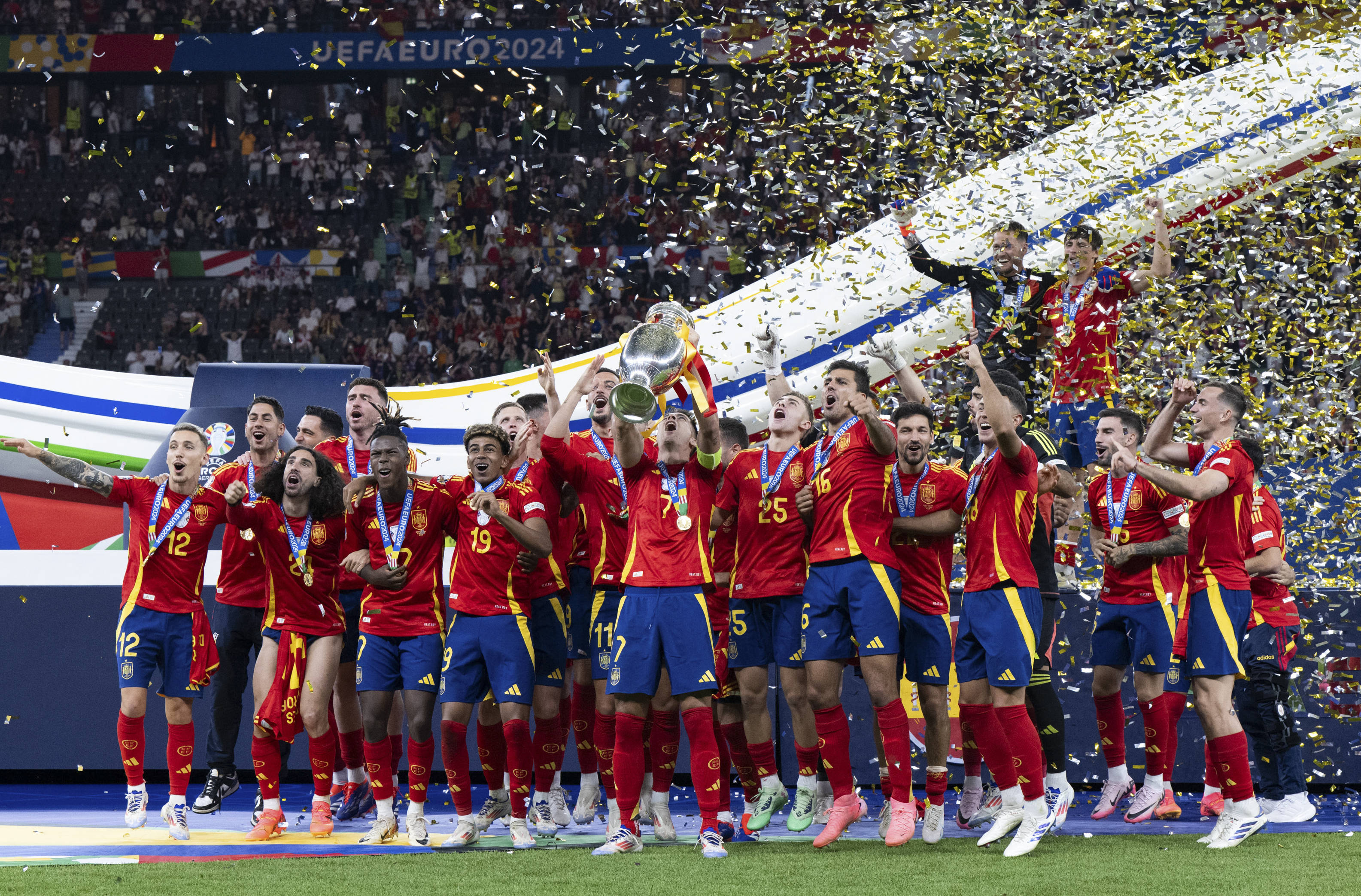 欧洲豪门球队争夺荣耀决战 欧洲豪门球队争夺荣耀决战