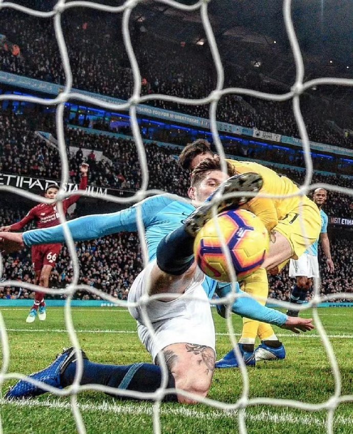 曼城主场3-0大胜沃特福德,稳定英超榜首位置 曼城主场3-0大胜沃特福德,稳定英超榜首位置