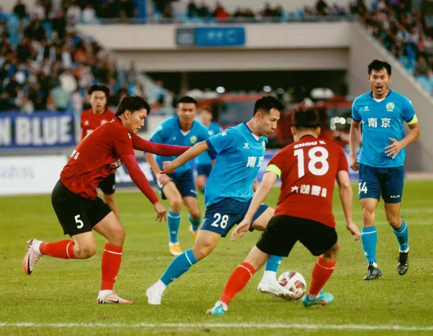 中国足球职业联赛一场场精彩比赛引发热议 中国足球职业联赛一场场精彩比赛引发热议