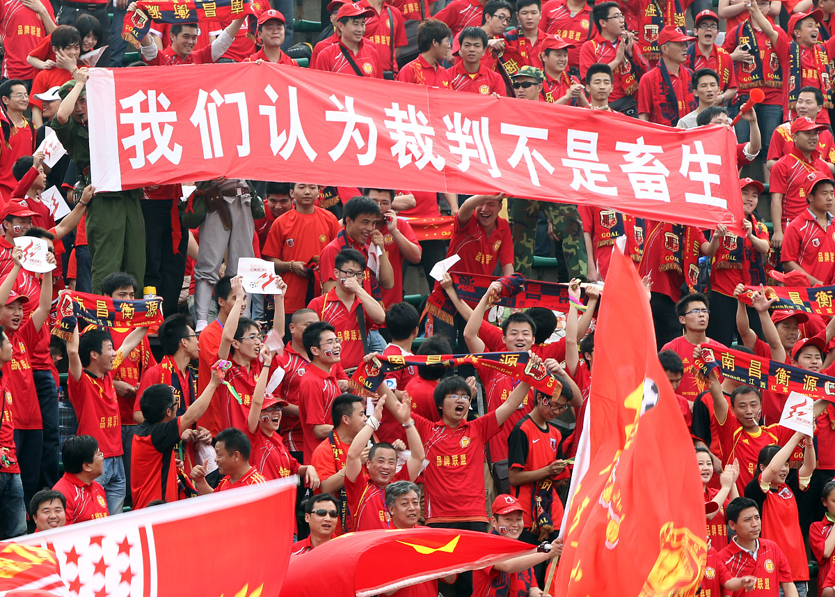 激动人心的比赛，球队勇往直前赢得胜利