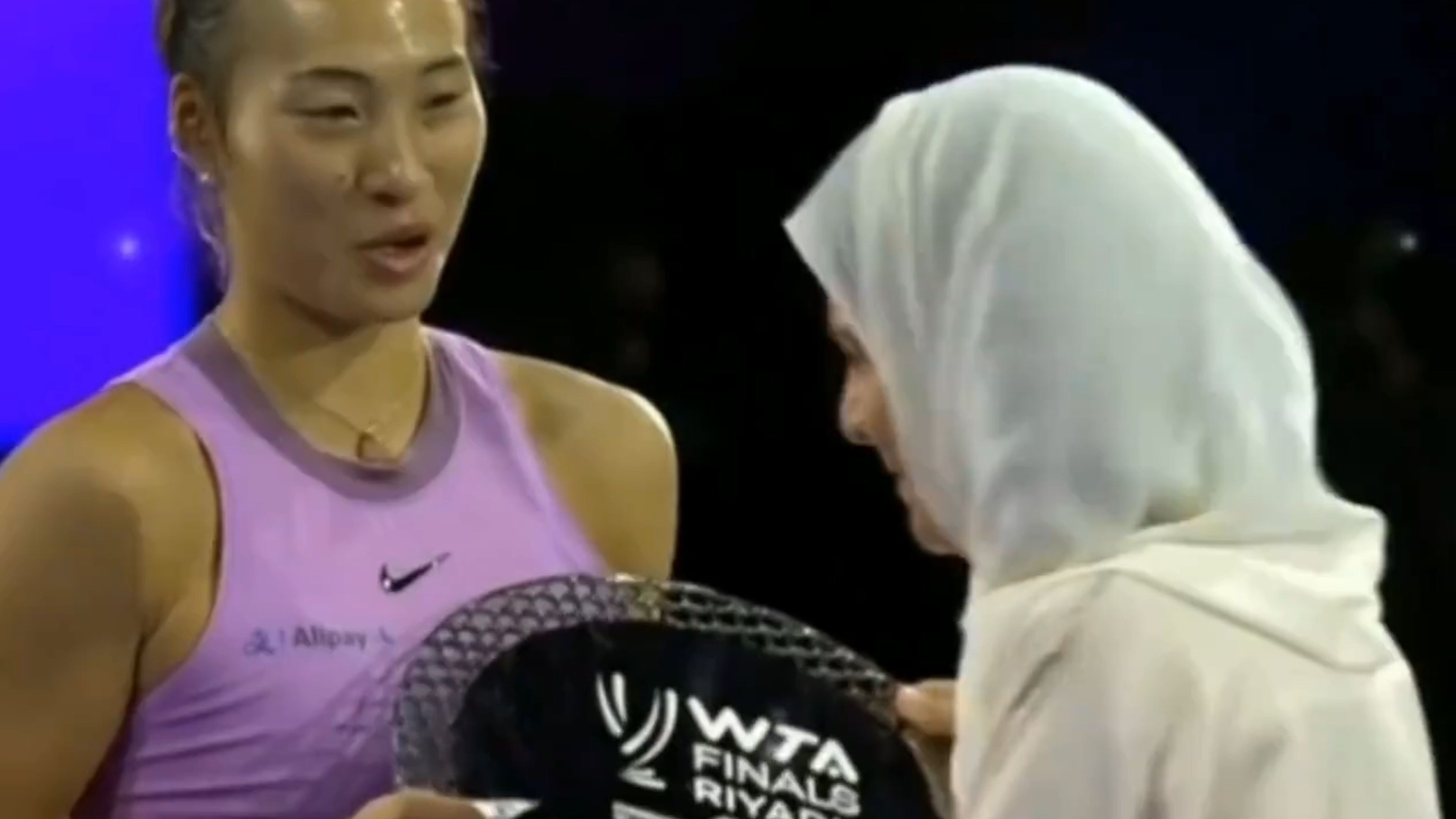 加拿大女足球员赛后感言赢得球迷掌声 加拿大女足球员赛后感言赢得球迷掌声