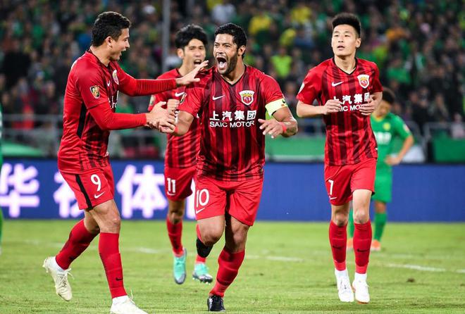 爱体育-上港坚持强攻策略，追逐中超榜首