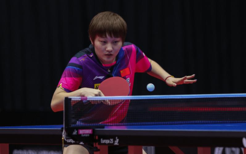 比赛赛事!女队员在场上鏖战深夜 比赛赛事!女队员在场上鏖战深夜