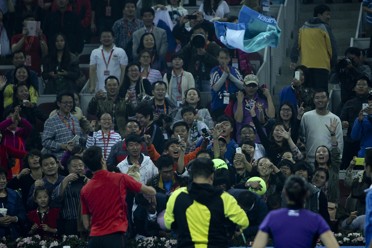 紧张氛围笼罩全场,球迷热情高涨 紧张氛围笼罩全场,球迷热情高涨