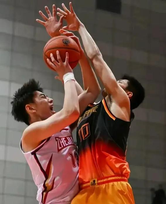 河北队面对强敌,展现拼搏精神 河北队面对强敌,展现拼搏精神