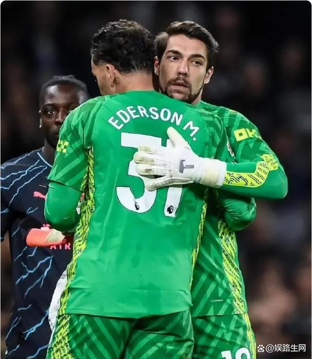 曼城门将连续神扑,球队全面大胜 曼城门将连续神扑,球队全面大胜