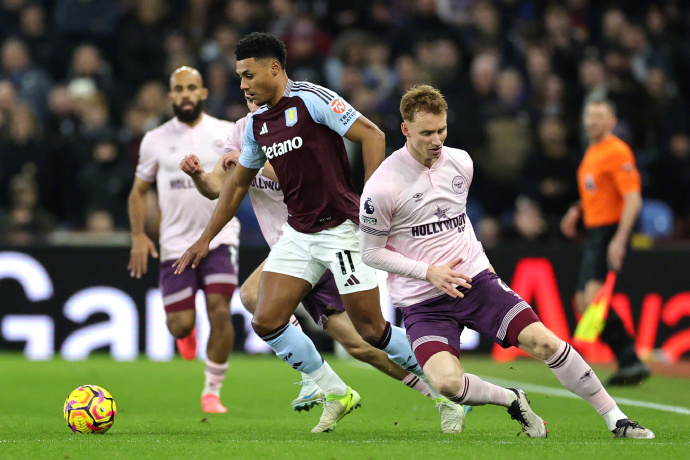 阿斯顿维拉中场传球精准,完胜对手实现反超 阿斯顿维拉中场传球精准,完胜对手实现反超