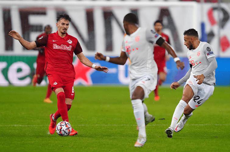 斯图加特球员投入训练,为下场比赛做好准备 斯图加特球员投入训练,为下场比赛做好准备