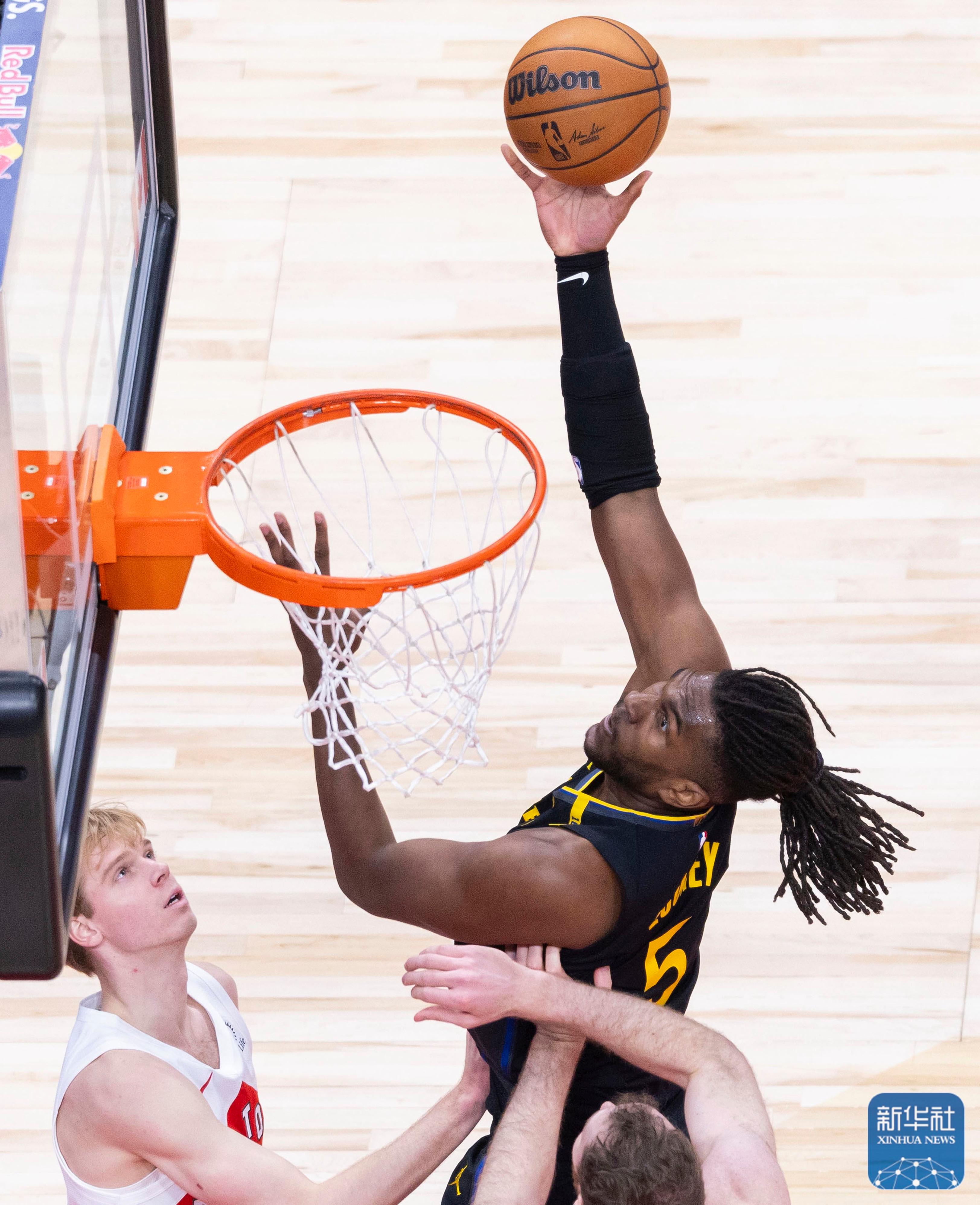 猛龙队客场大胜骑士,取得连胜 猛龙队客场大胜骑士,取得连胜