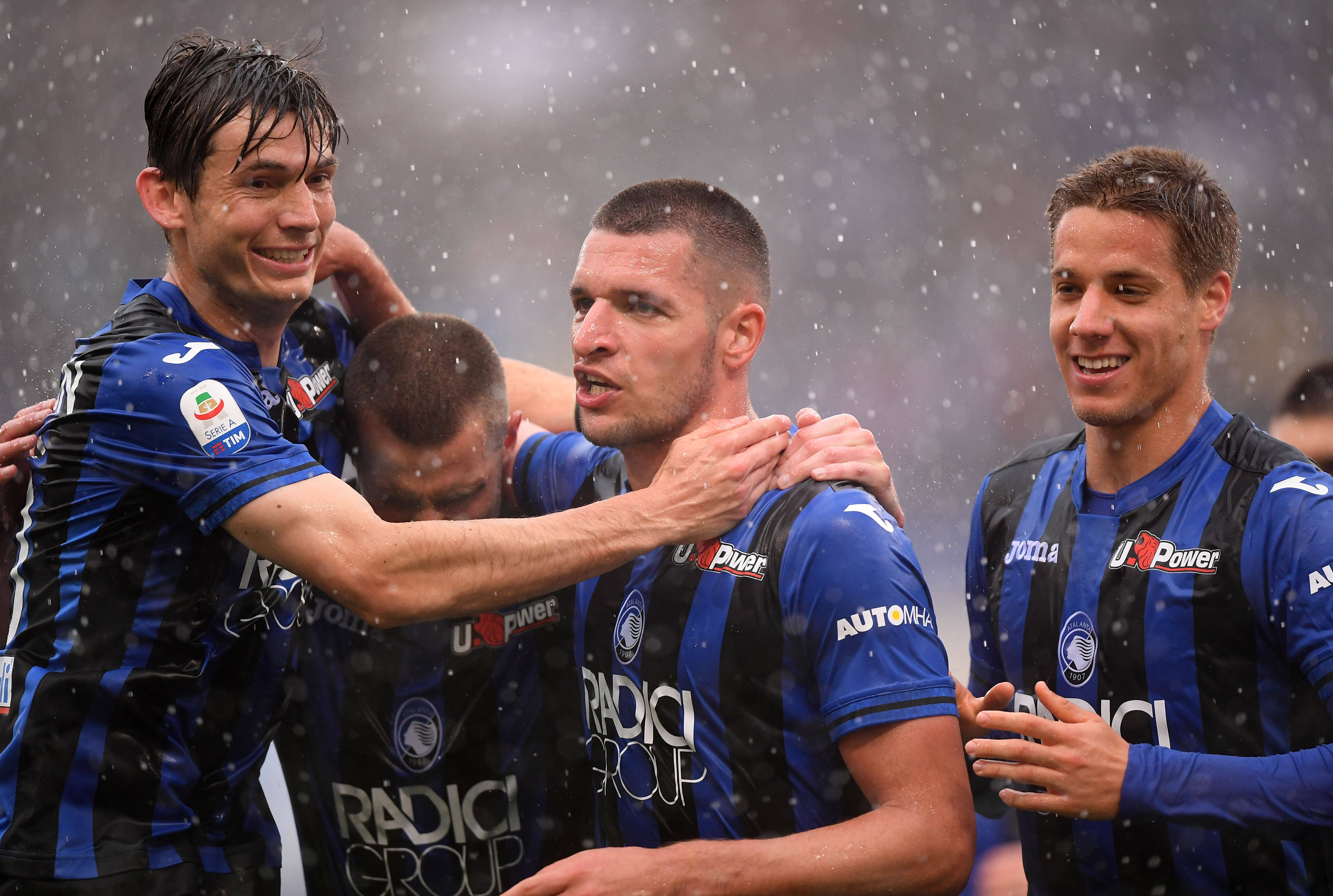 爱体育官方网站-亚特兰大中场组织连环进攻，客场战胜对手豪取三分