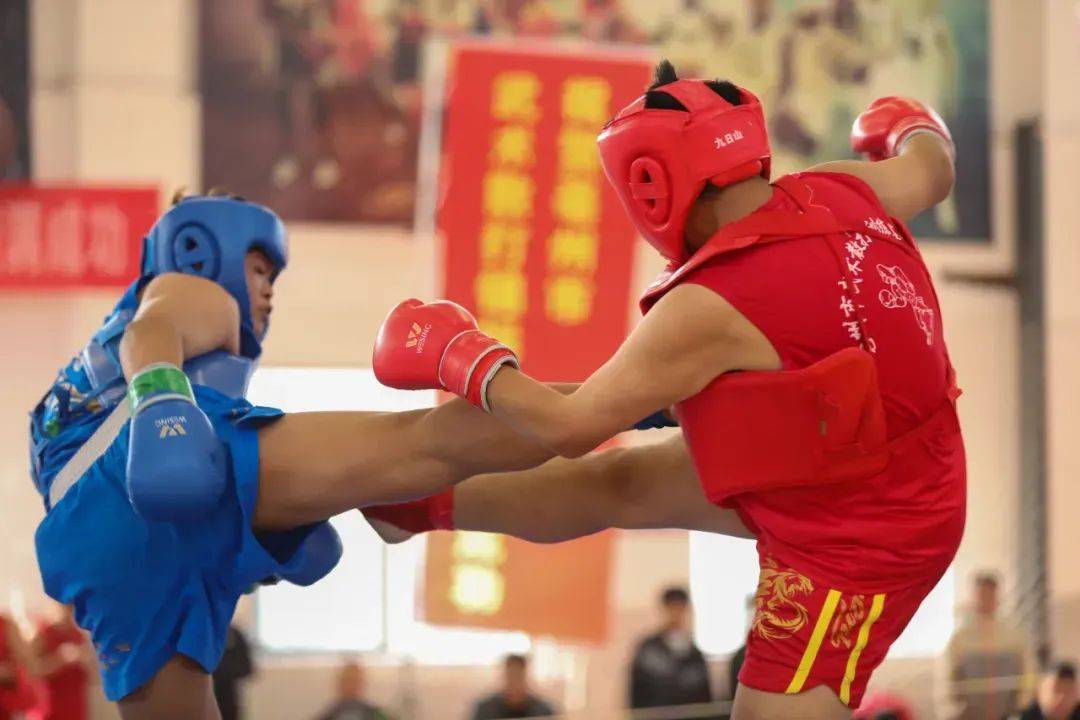 运动员在擂台上诠释体育精神