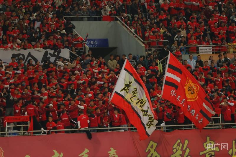 爱体育-精彩纷呈的比赛场面给球迷留下深刻印象