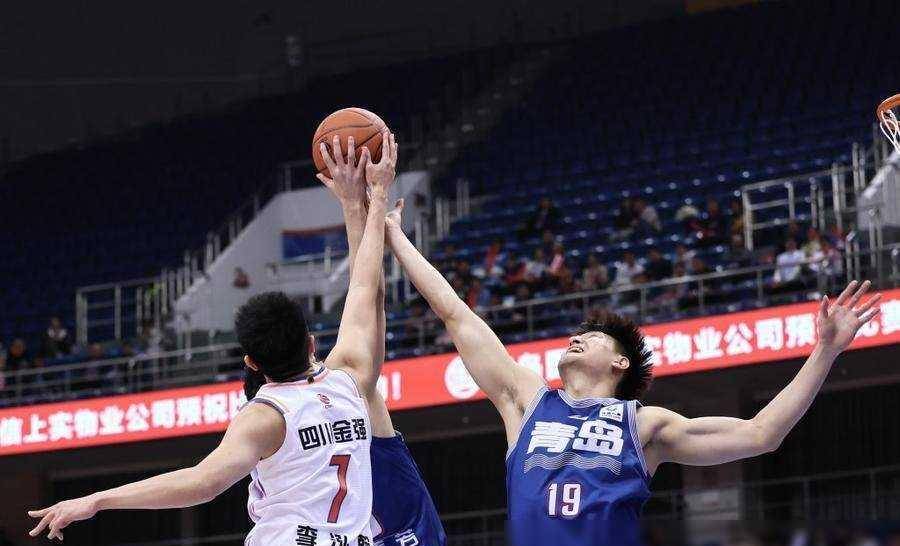 爱体育-青岛顶级主场大胜深圳佳兆业，排名升至第八