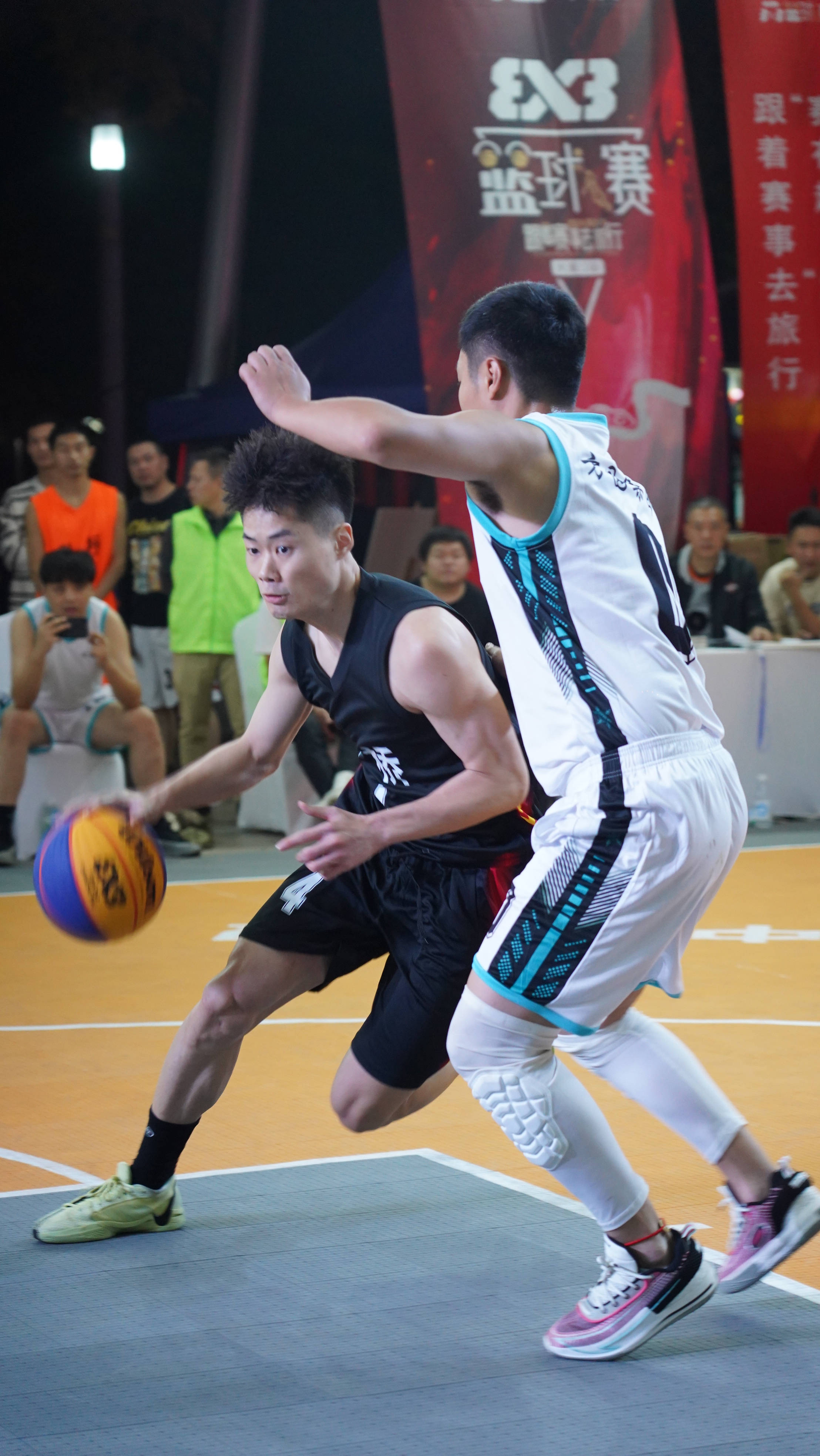 爱体育官网-赛场上篮球情绪高涨,队伍积极对抗争夺胜利