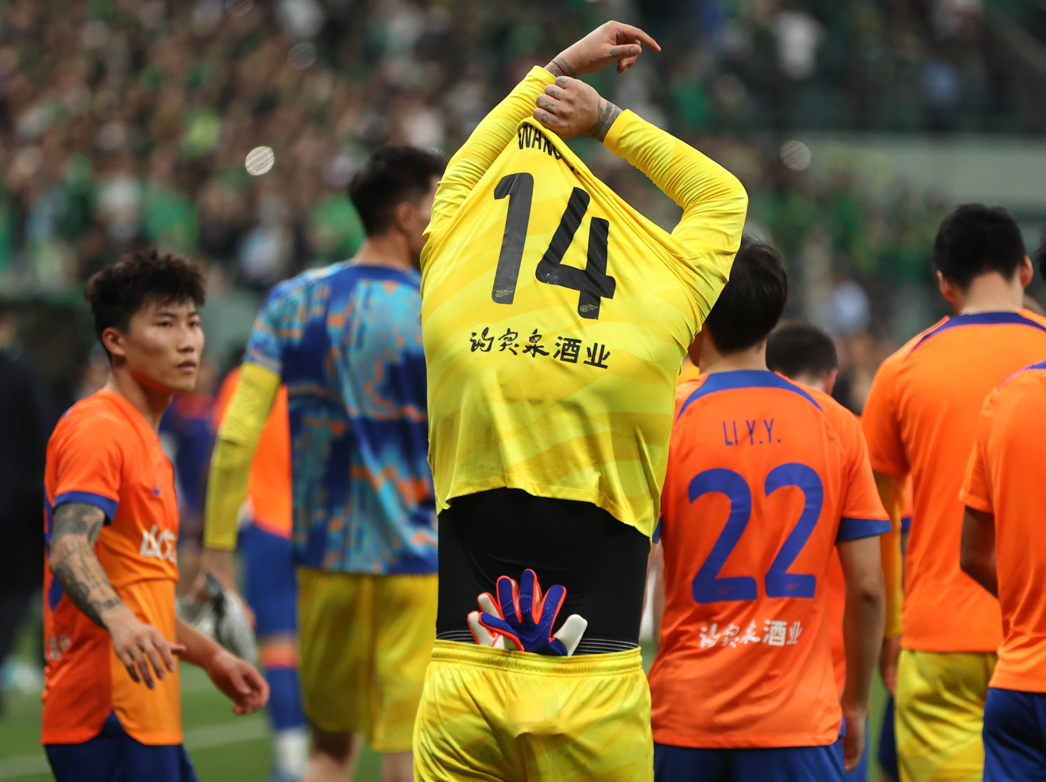 爱体育-中超赛事掀起高潮，球员全力备战挑战之战