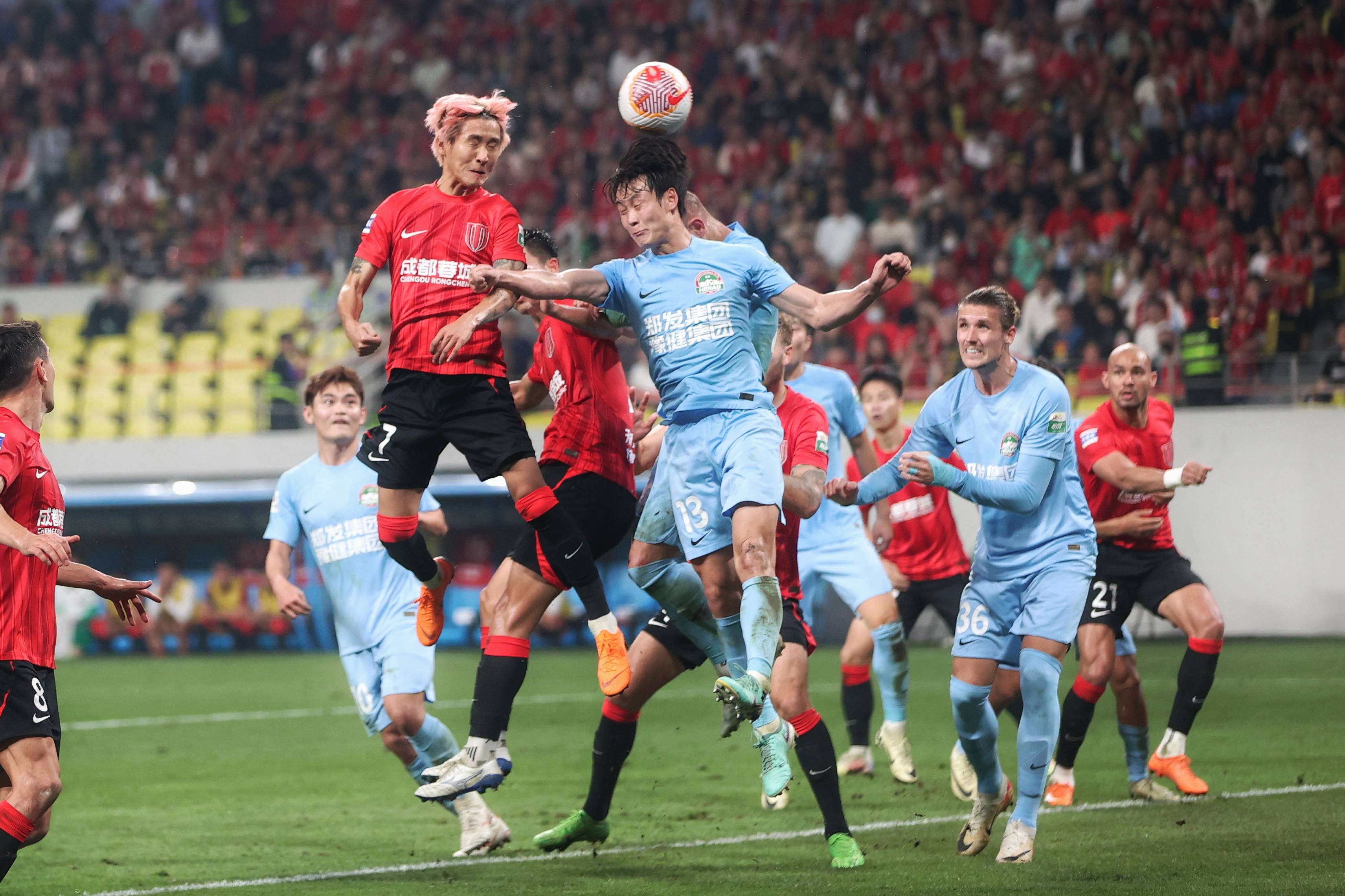 中超赛事掀起高潮，球员全力备战挑战之战