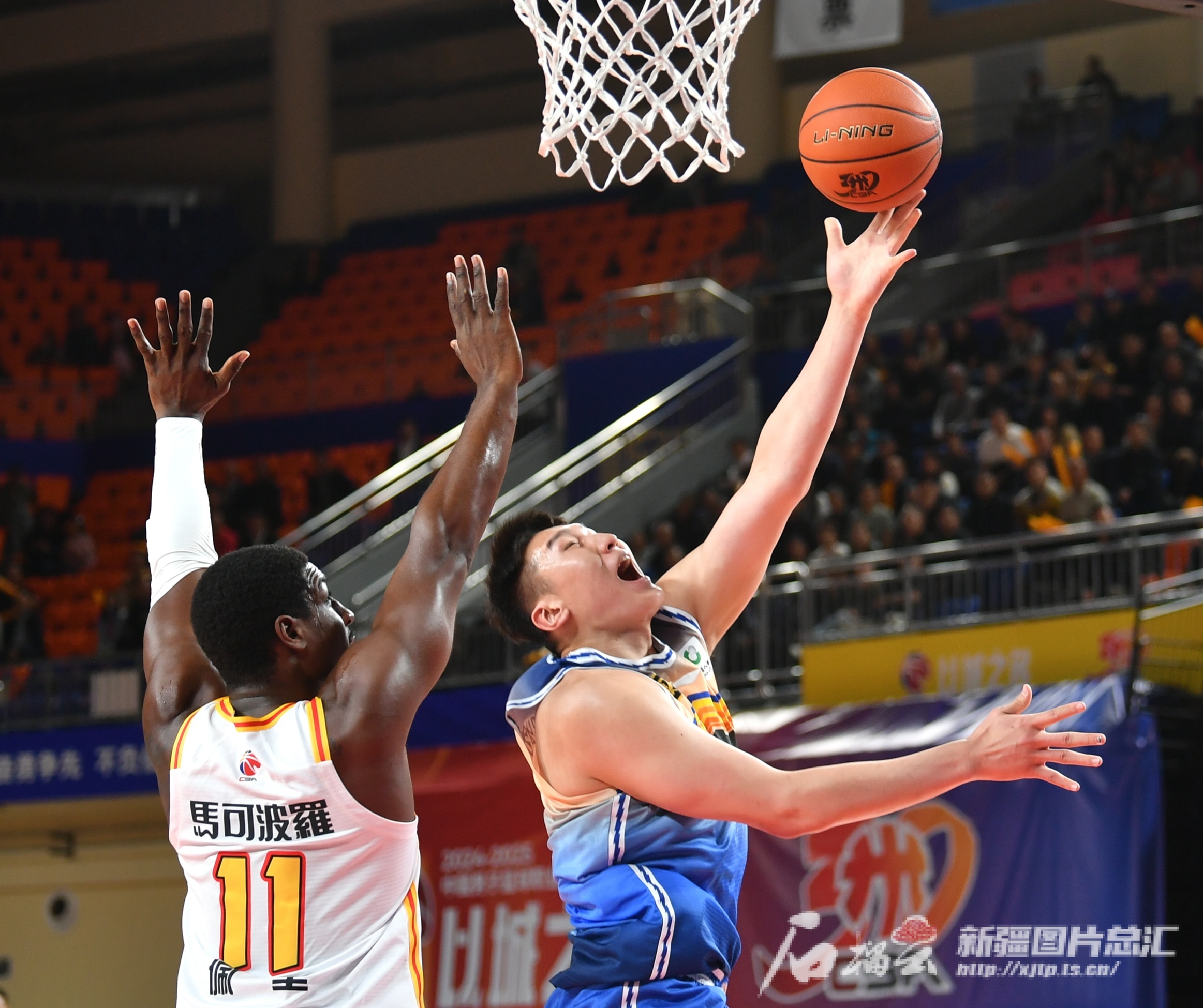 新疆男篮巩固榜首击败江苏队 新疆男篮巩固榜首击败江苏队