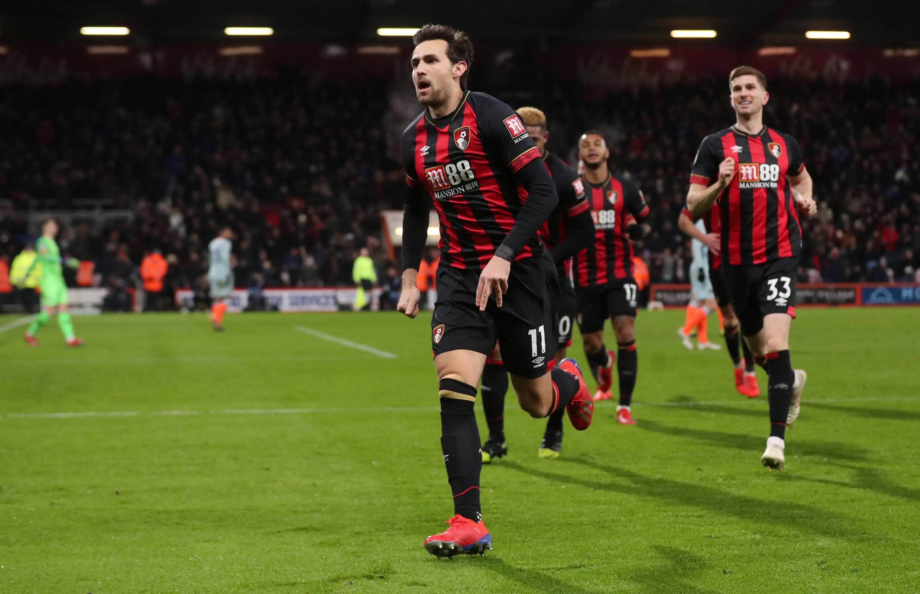 富勒姆客场取得胜利，重返英超前十