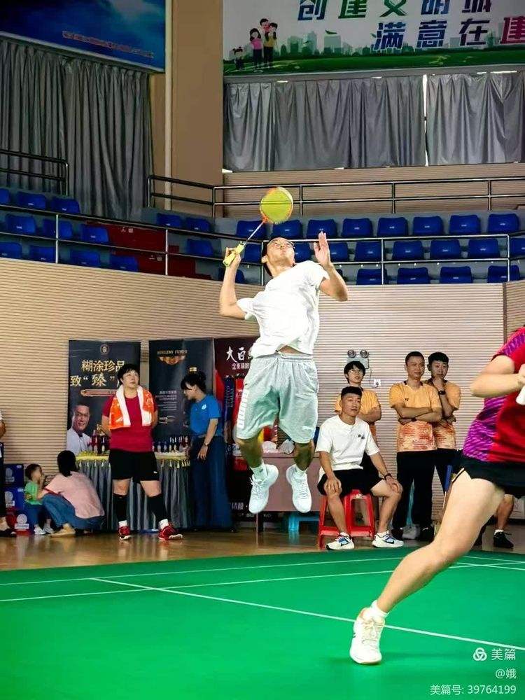 激动人心！球员奋力拼搏为荣誉而战