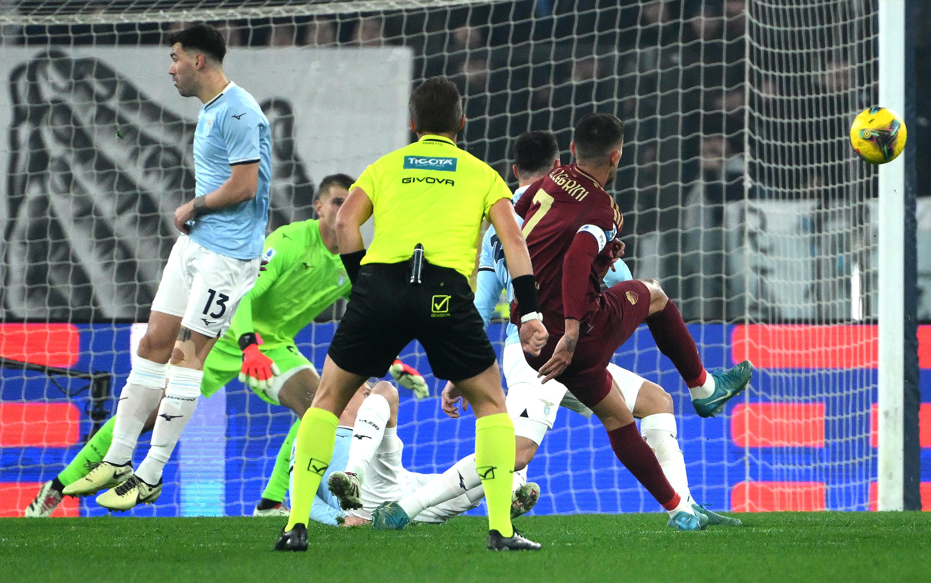 紧张的比赛球员们将全力以赴迎战对手 紧张的比赛球员们将全力以赴迎战对手