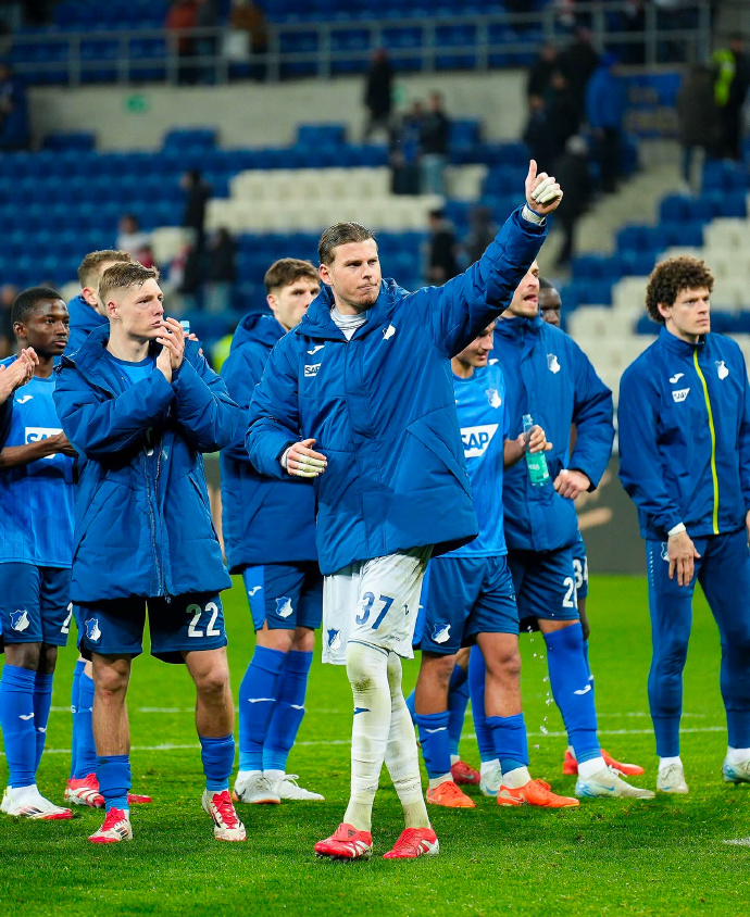 爱体育官方网站-霍芬海姆门将手抛球救险，成为比赛关键人物