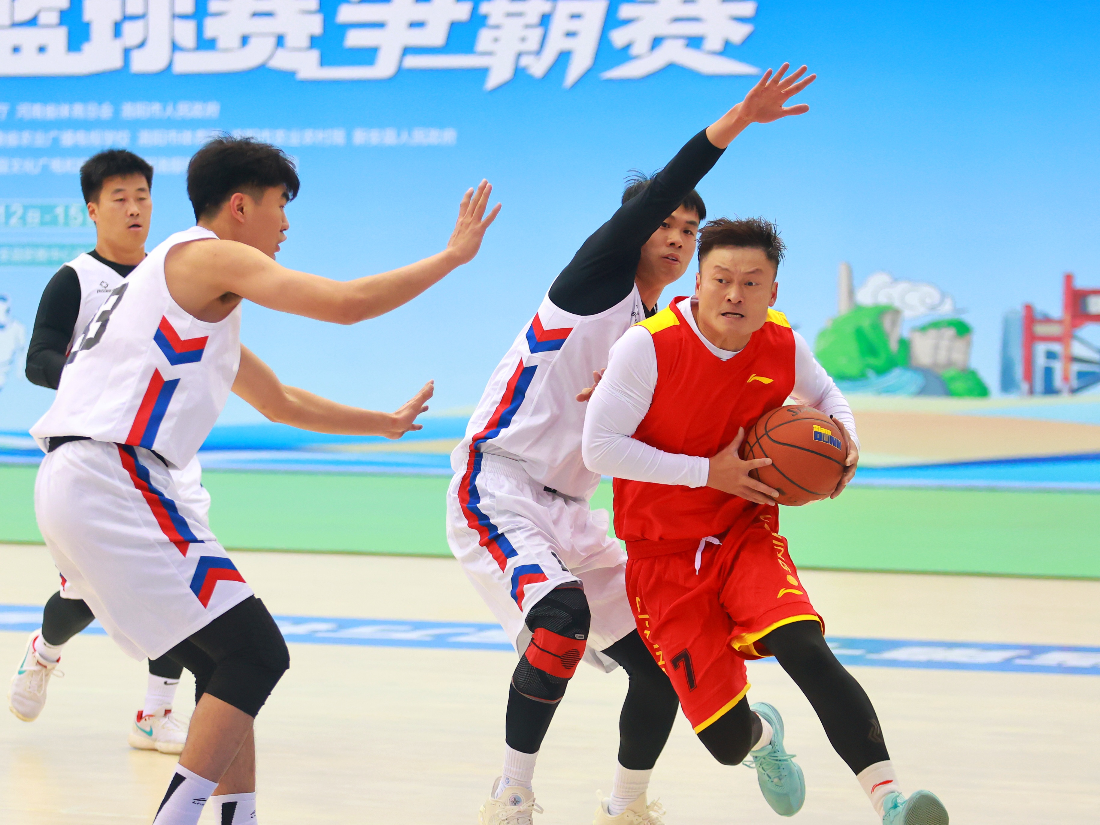 爱体育官方网站-终极对决!篮球选手冲刺冠军