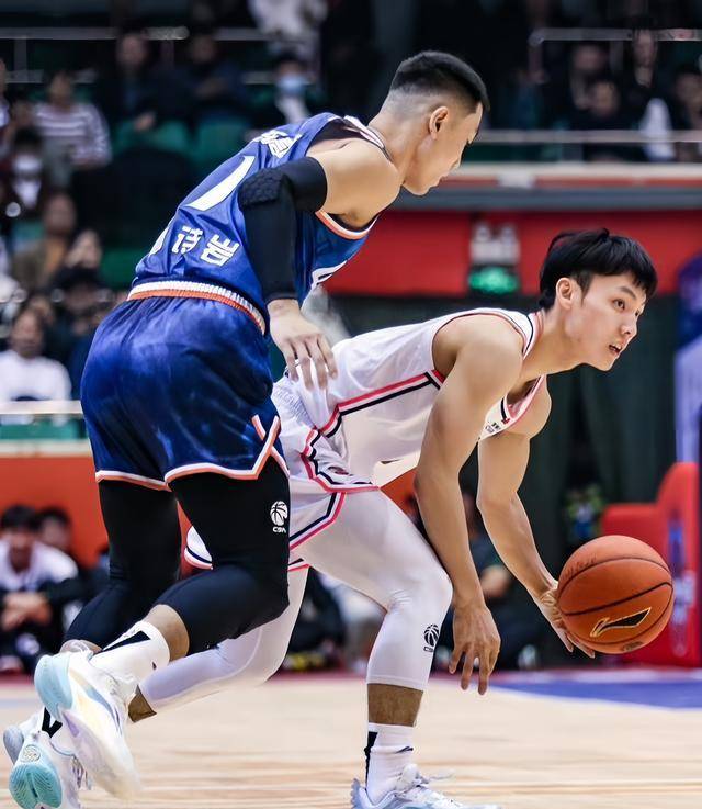 广东篮球联赛中的一场精彩对决点燃全场观众