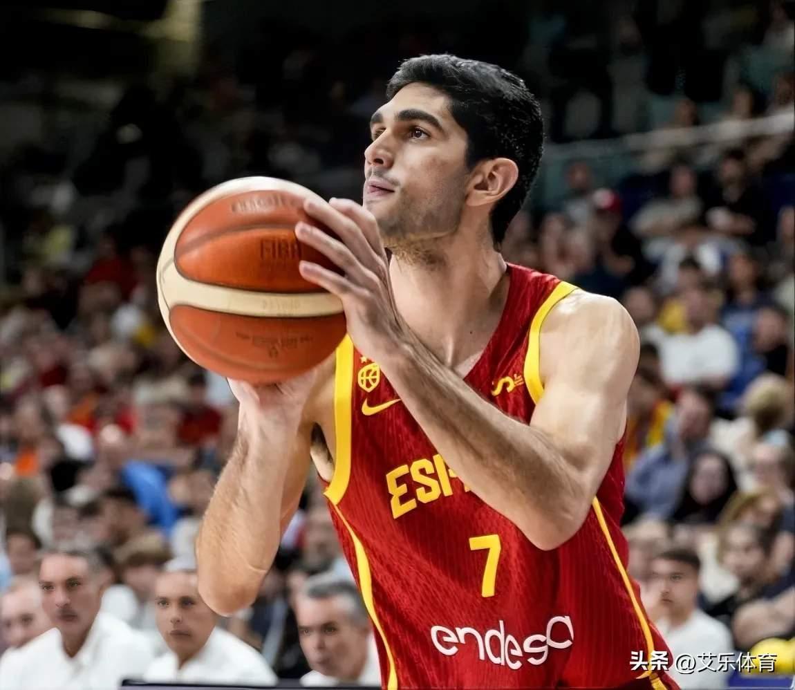 一场火爆的球赛中球员力克对手夺得胜利