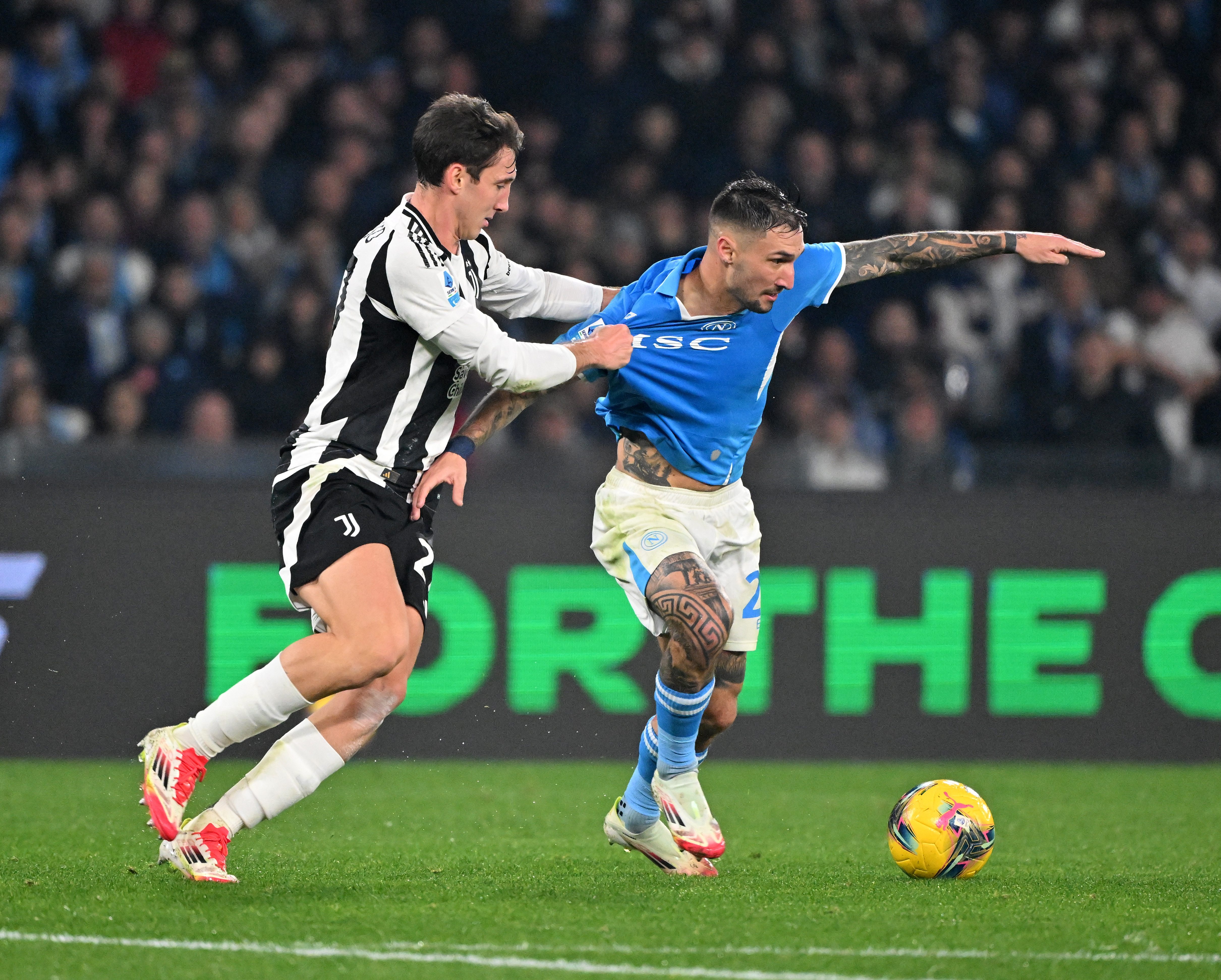 那不勒斯主场大胜,继续向意甲争冠头名冲刺 那不勒斯主场大胜,继续向意甲争冠头名冲刺