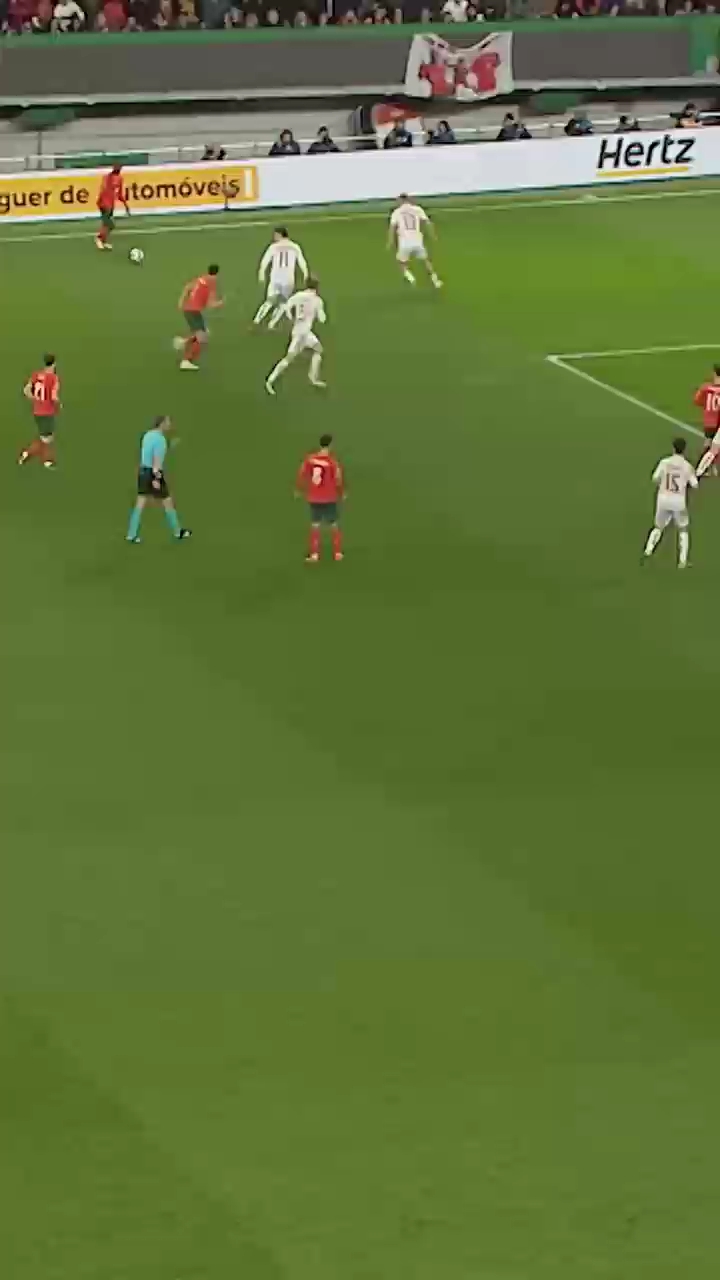 主教练挥手示意，球员打劫补射得手