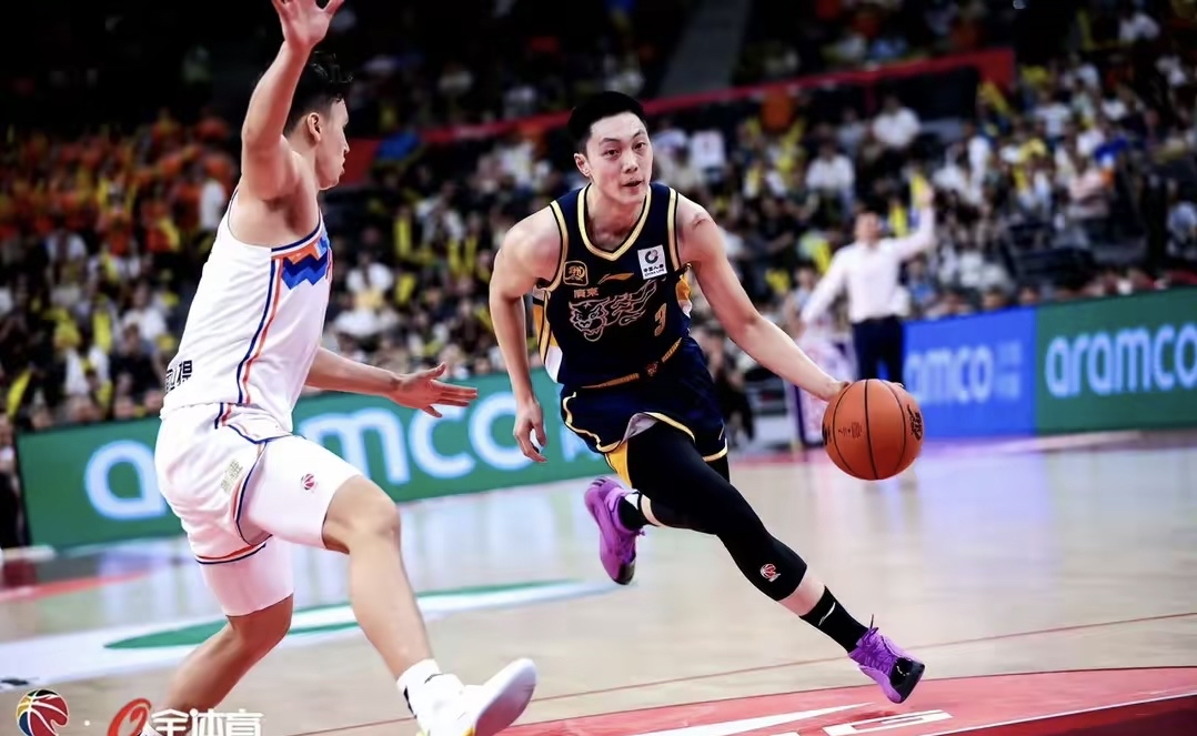 爱体育官方网站-比拼激烈！球队在对决中披荆斩棘