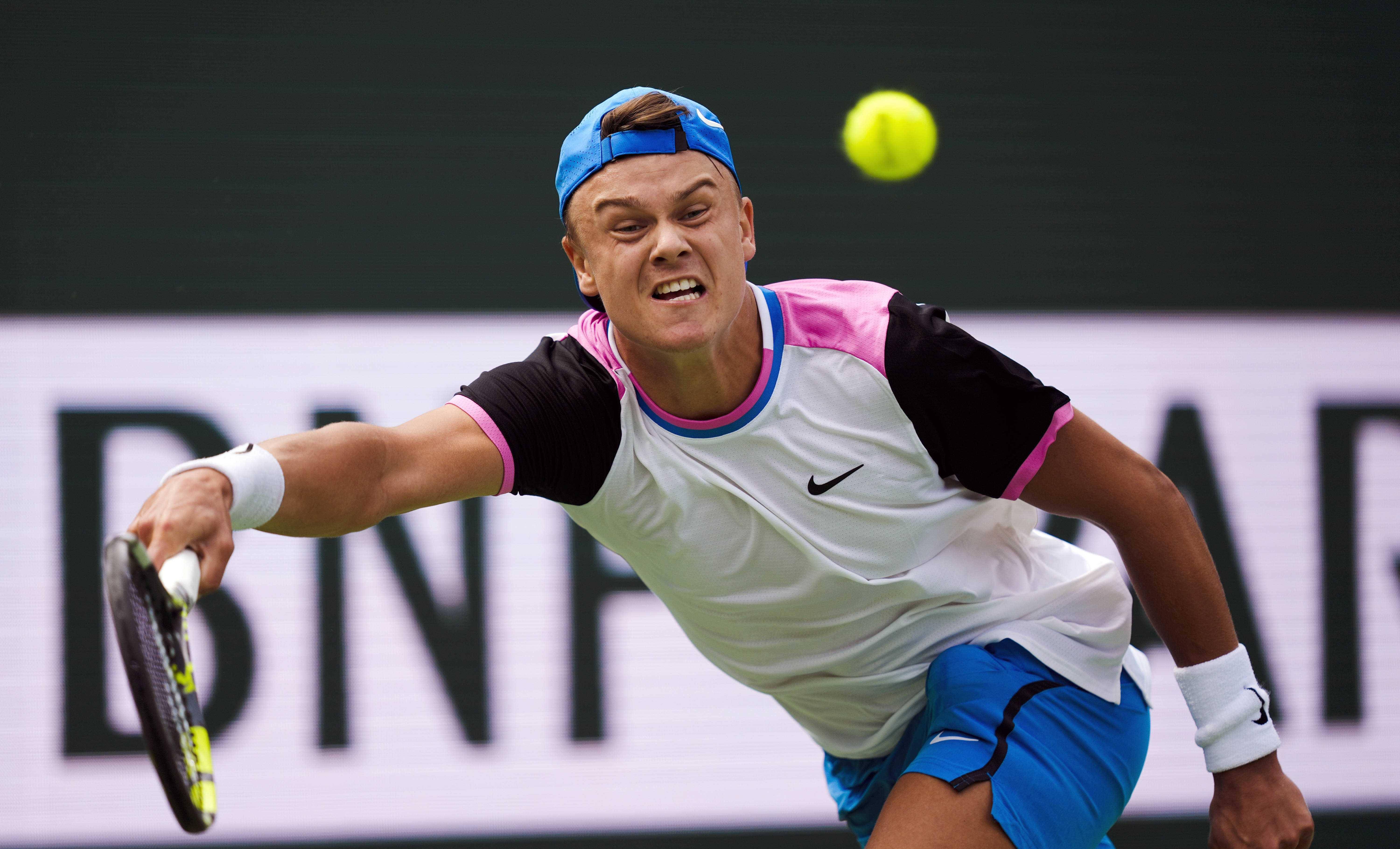 网球选手发挥稳定取得胜利