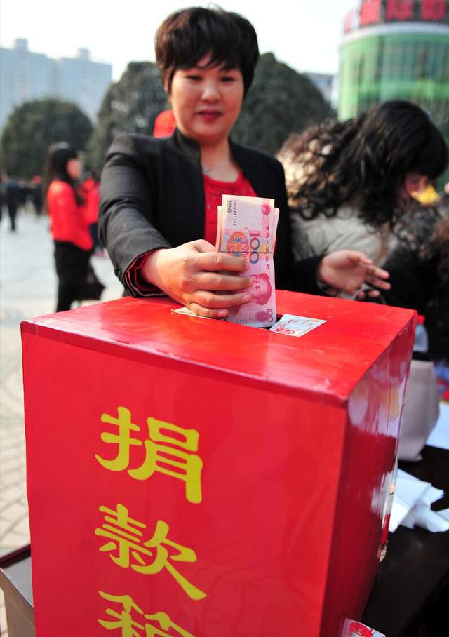 索马里中场义务募捐，向穷困地区捐款帮助