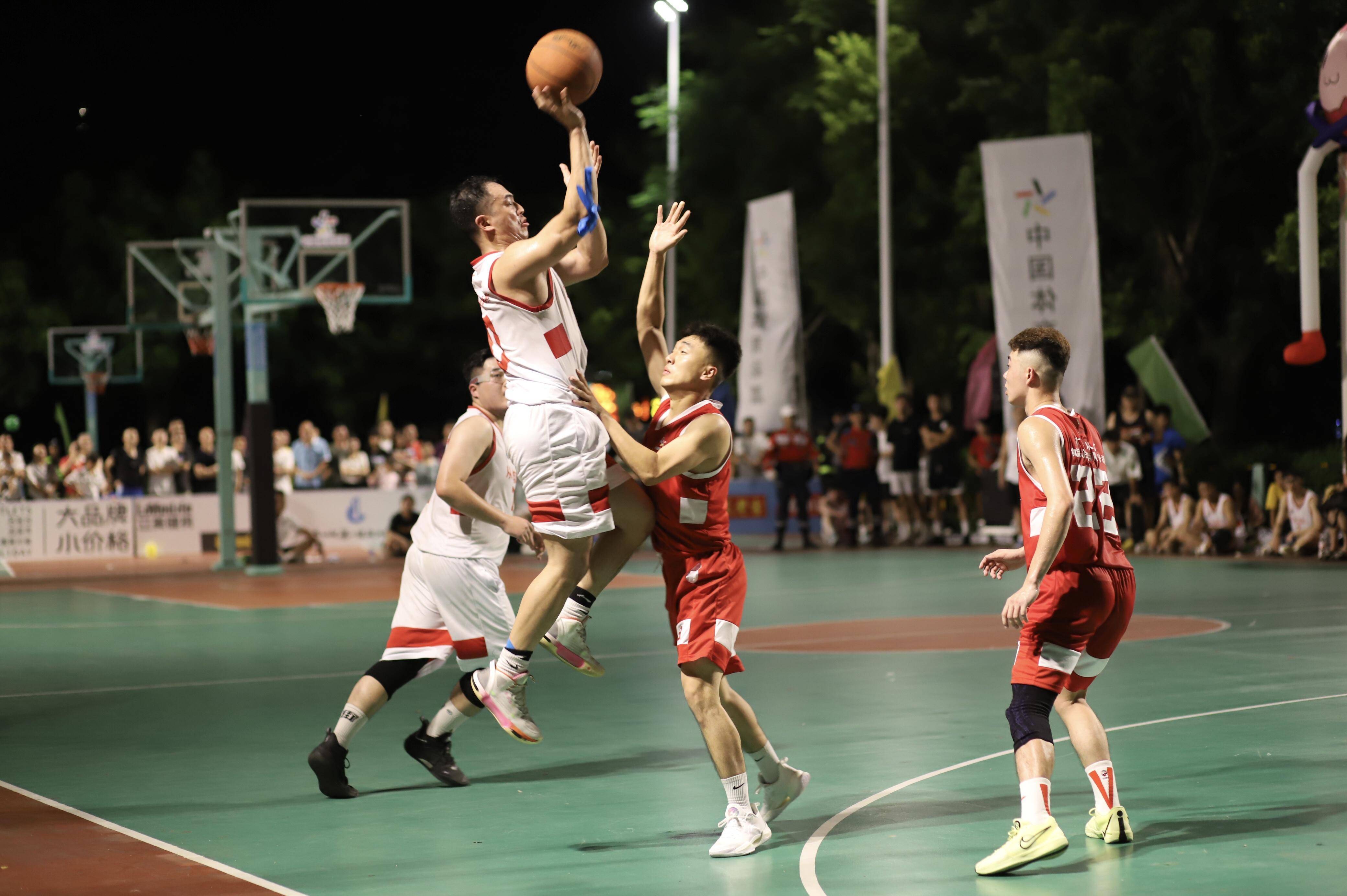 篮球比赛精彩剧透引发球迷狂热