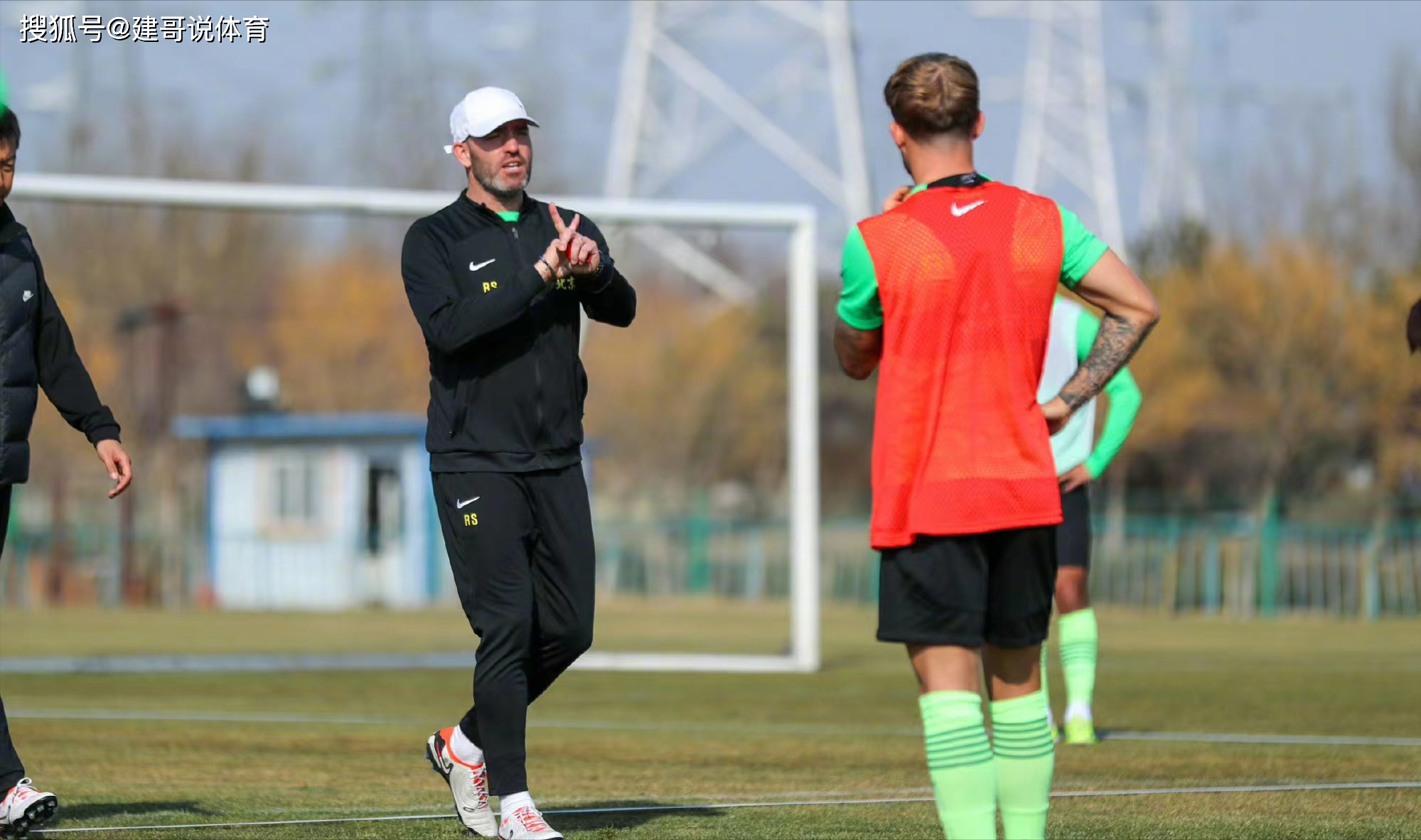 爱体育-名宿球员宣布退役，球迷泪洒赛场