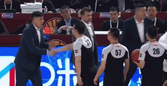 爱体育官网-比赛紧张激烈，裁判工作备受考验