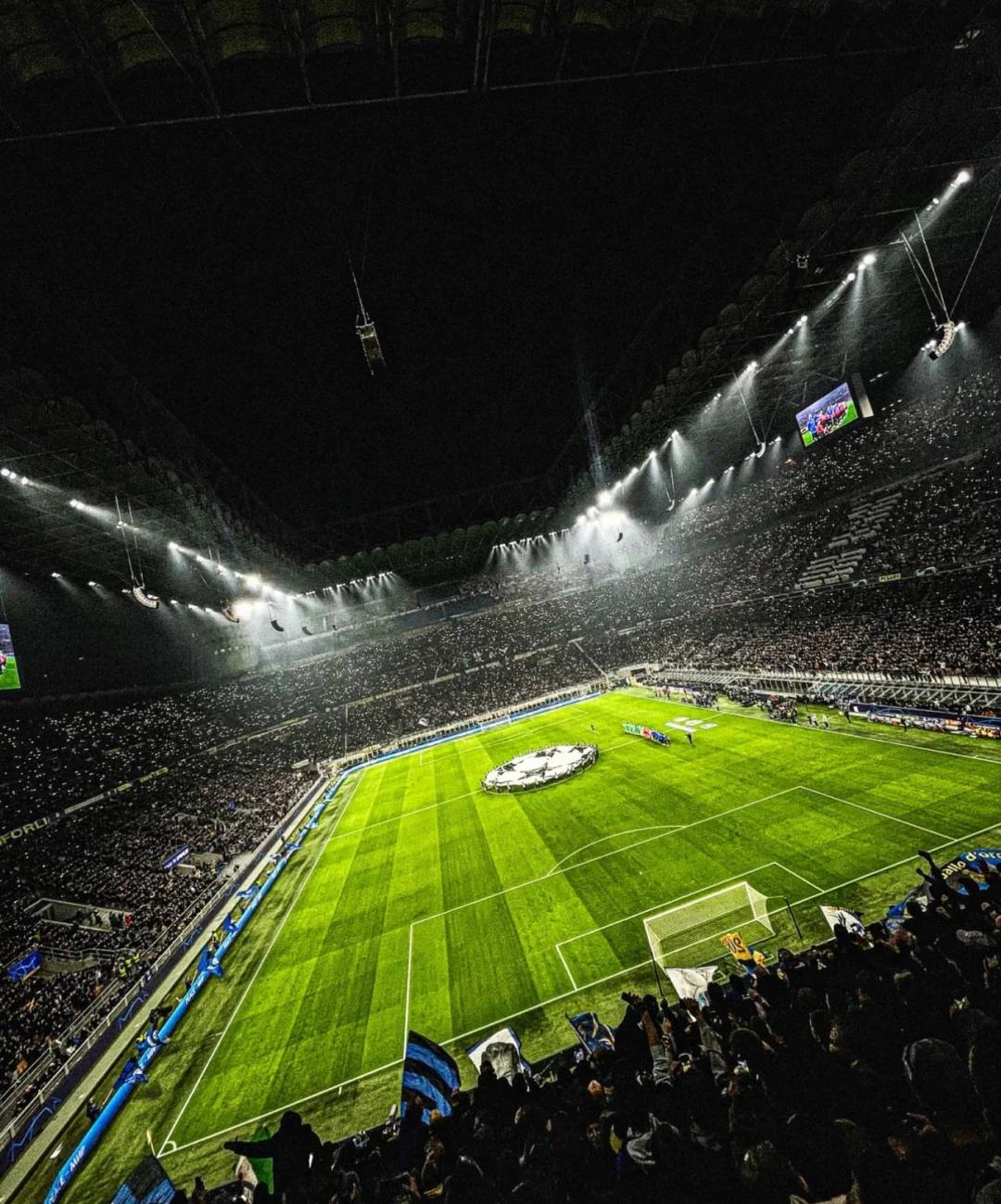 米兰国际球迷手持标语支持球队，场面壮观