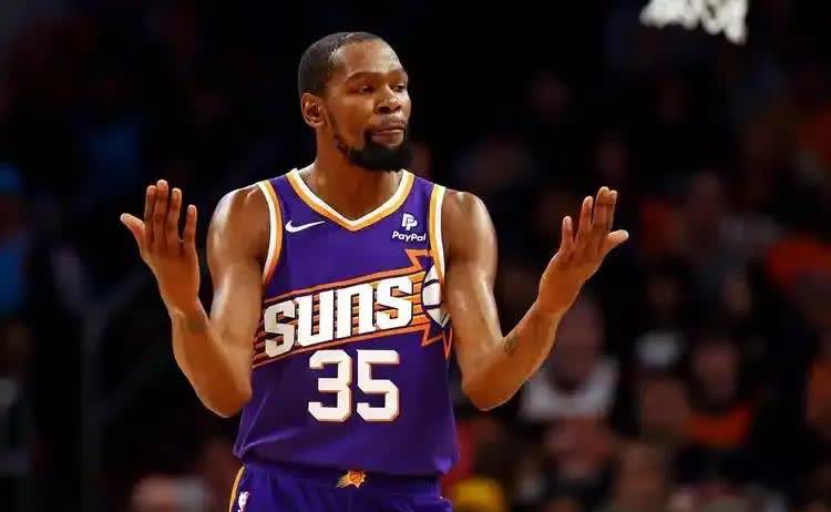 格拉非在比赛中连入两球帮助球队取胜 格拉非在比赛中连入两球帮助球队取胜