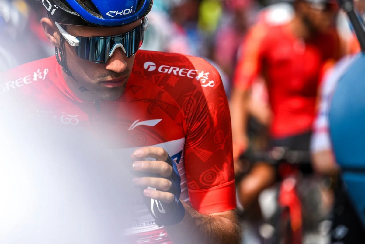 爱体育-力量的对决！运动员全力以赴冲刺终点