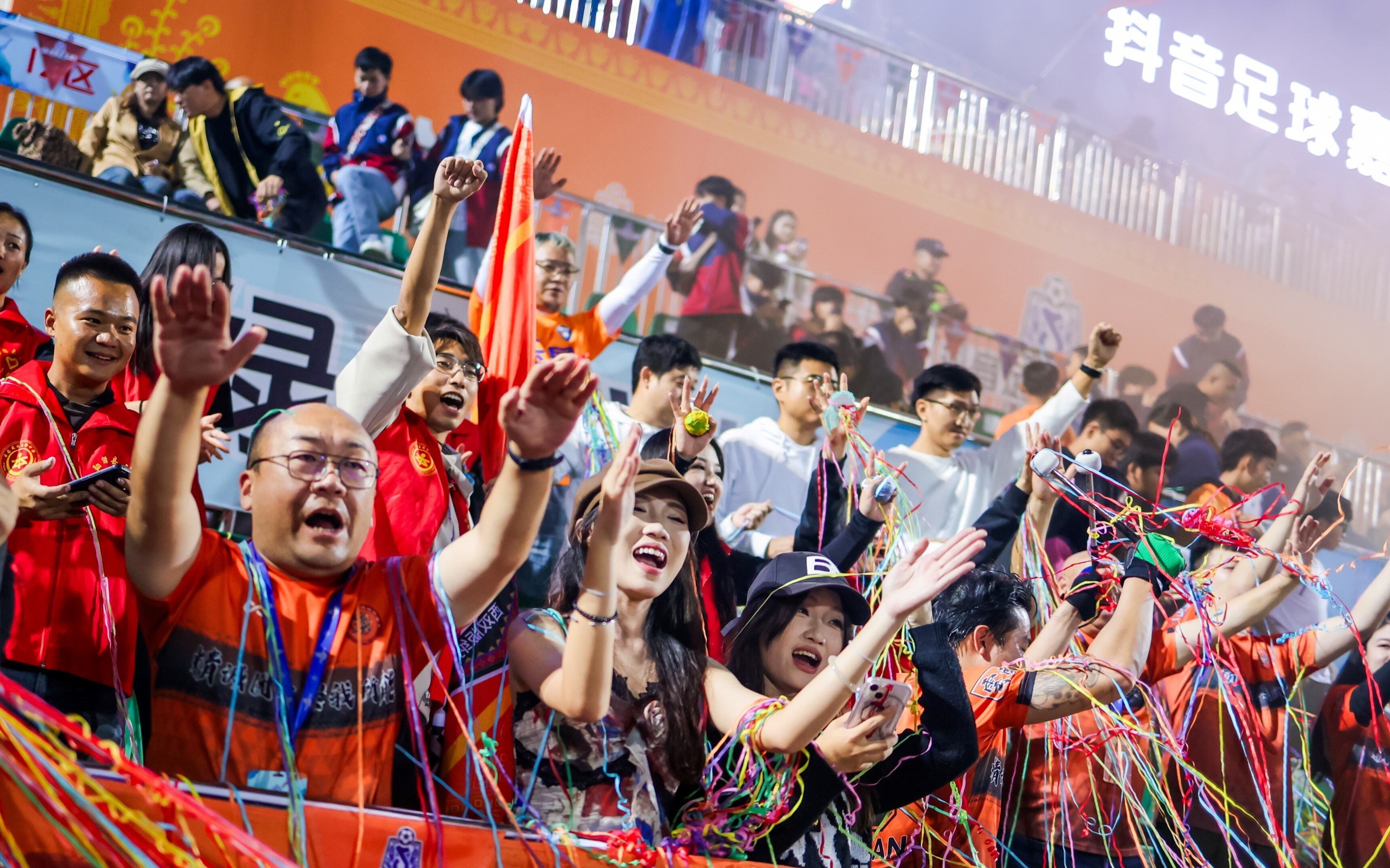 足球运动引发热潮，全球球迷欢聚一堂