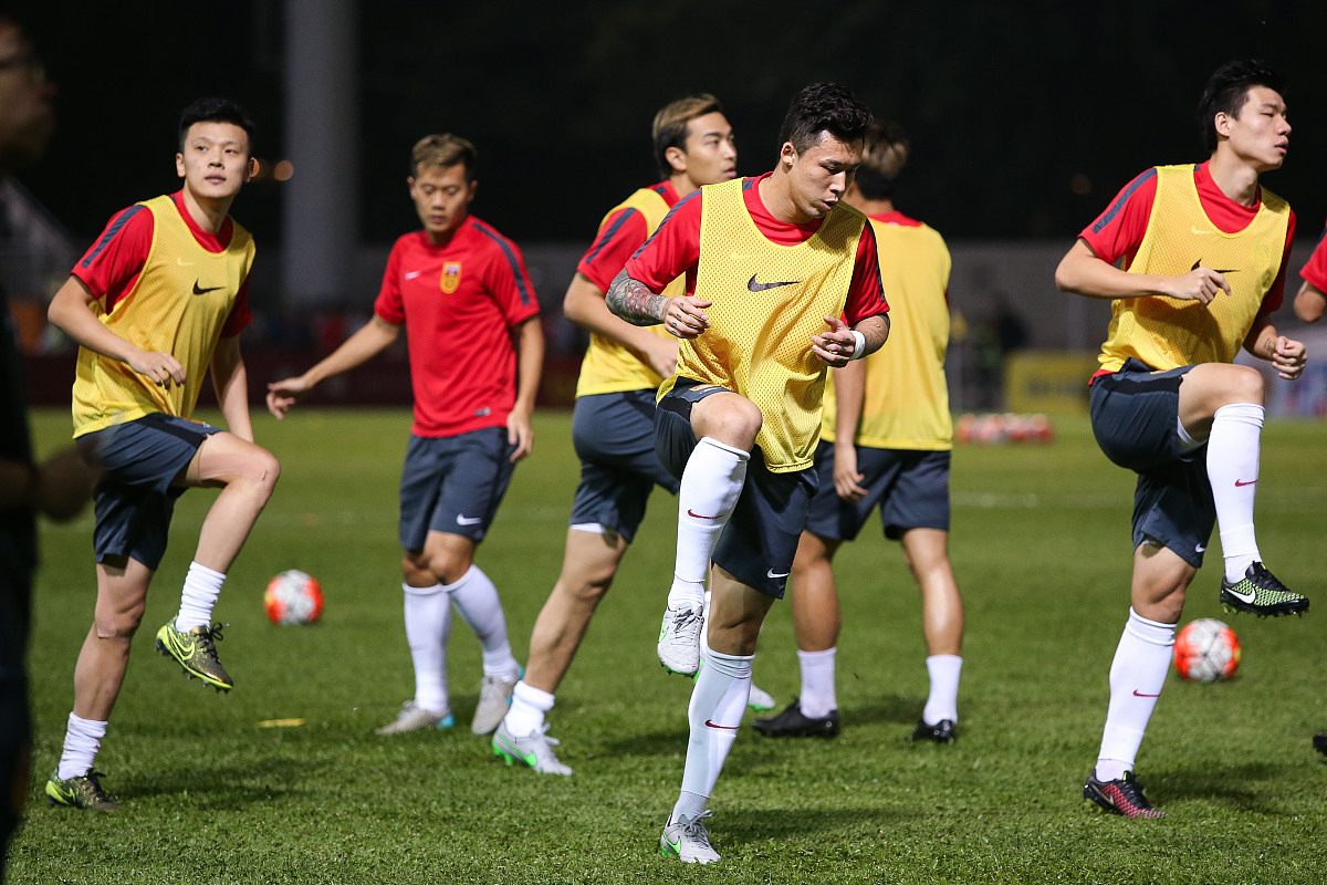 绿茵场上球员之间的激烈角逐令人过目不忘