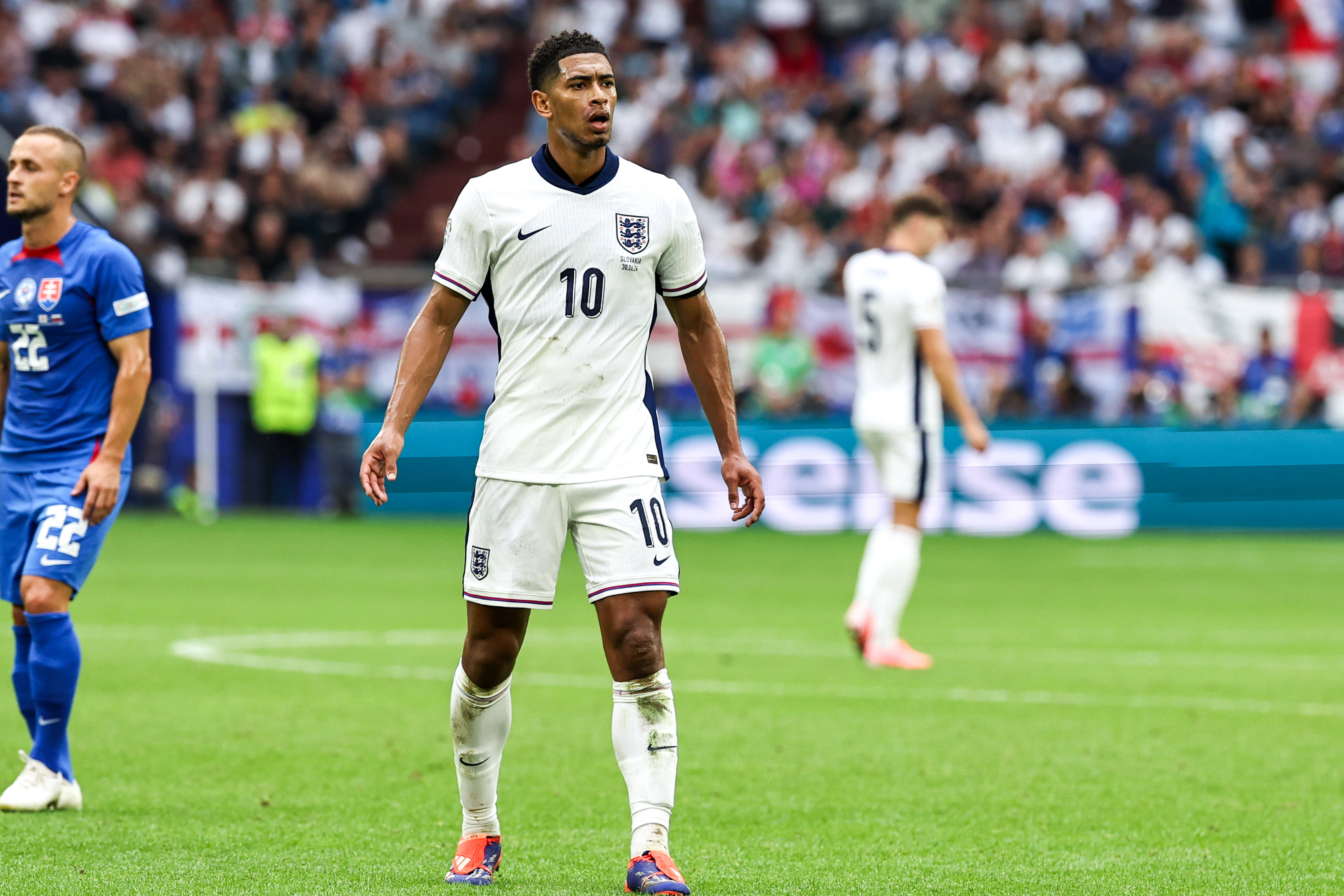 比利时通过点球战胜葡萄牙晋级，英格兰击败德国晋级八强