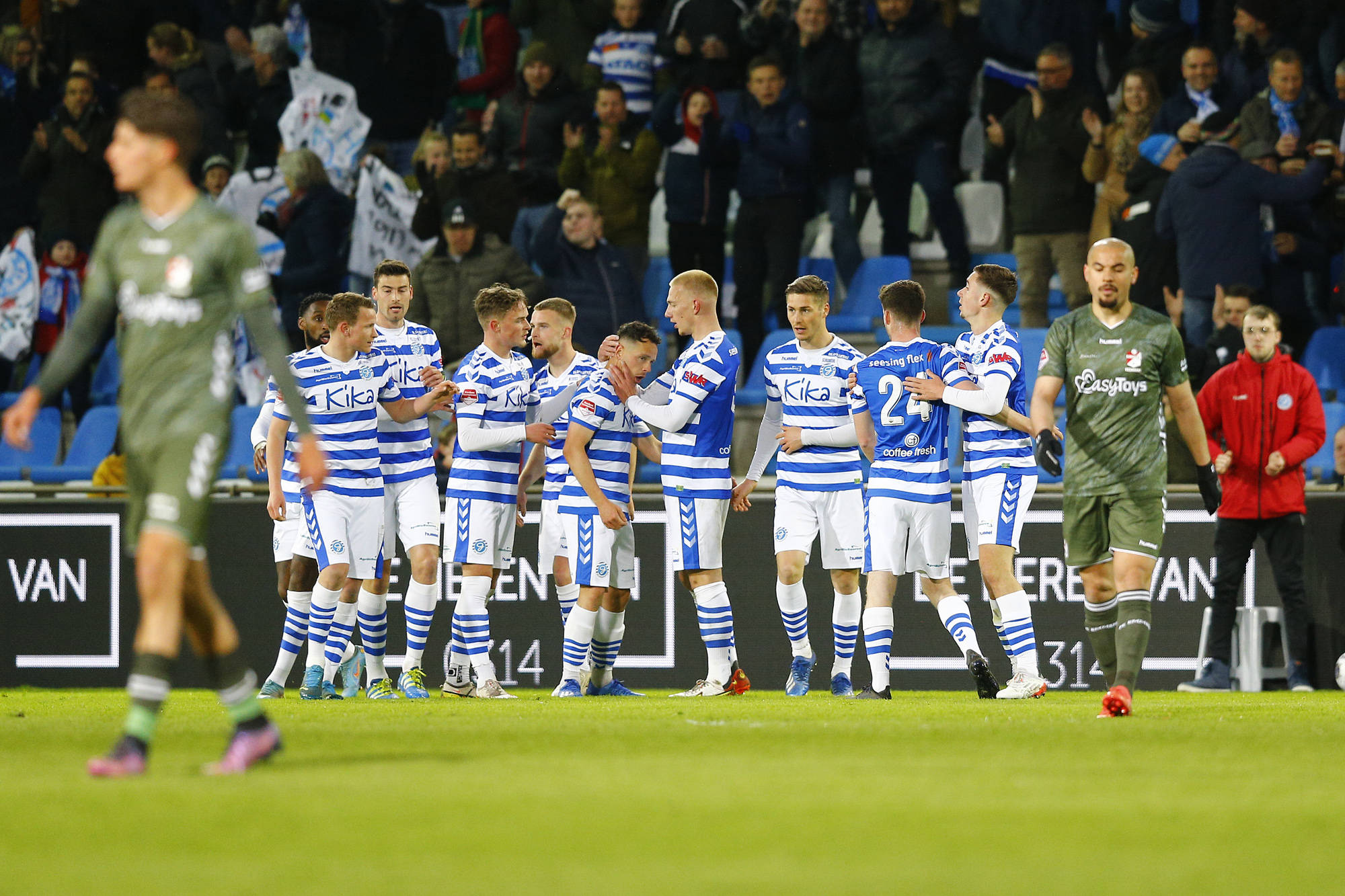 荷乙实力对决!泰尔斯主场2-0击败坎布尔,保持不败战绩 荷乙实力对决!泰尔斯主场2-0击败坎布尔,保持不败战绩