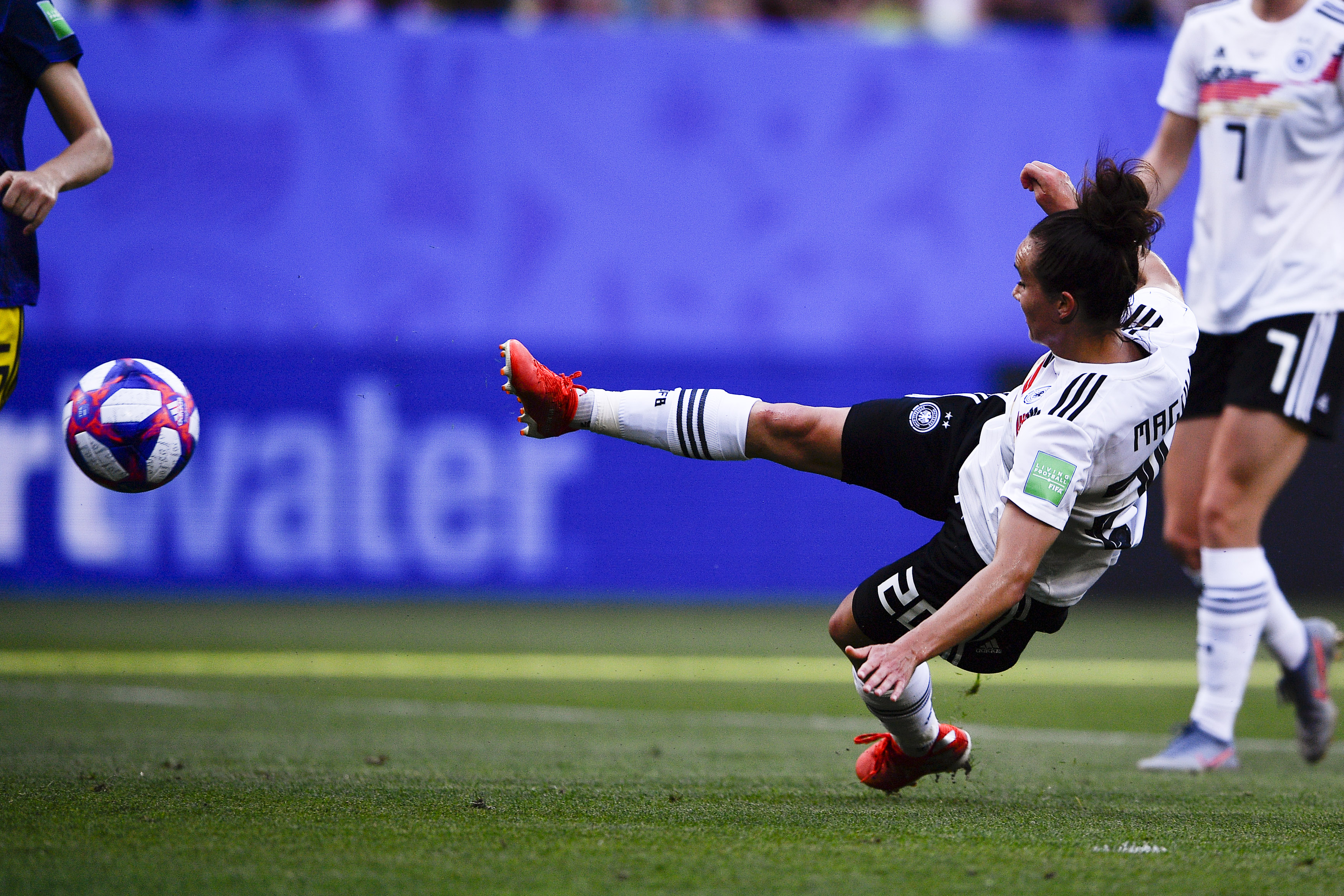 爱体育官网-德国女足射手获殊荣，火力全开