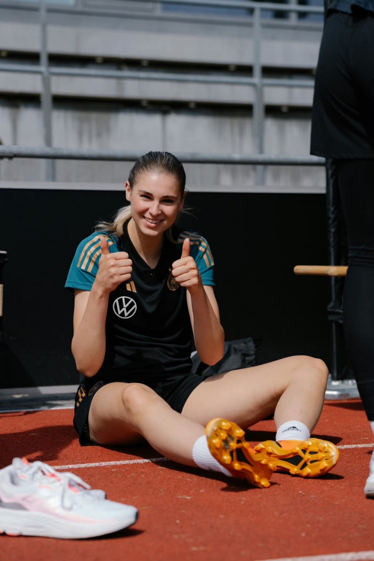 德国女足射手获殊荣，火力全开