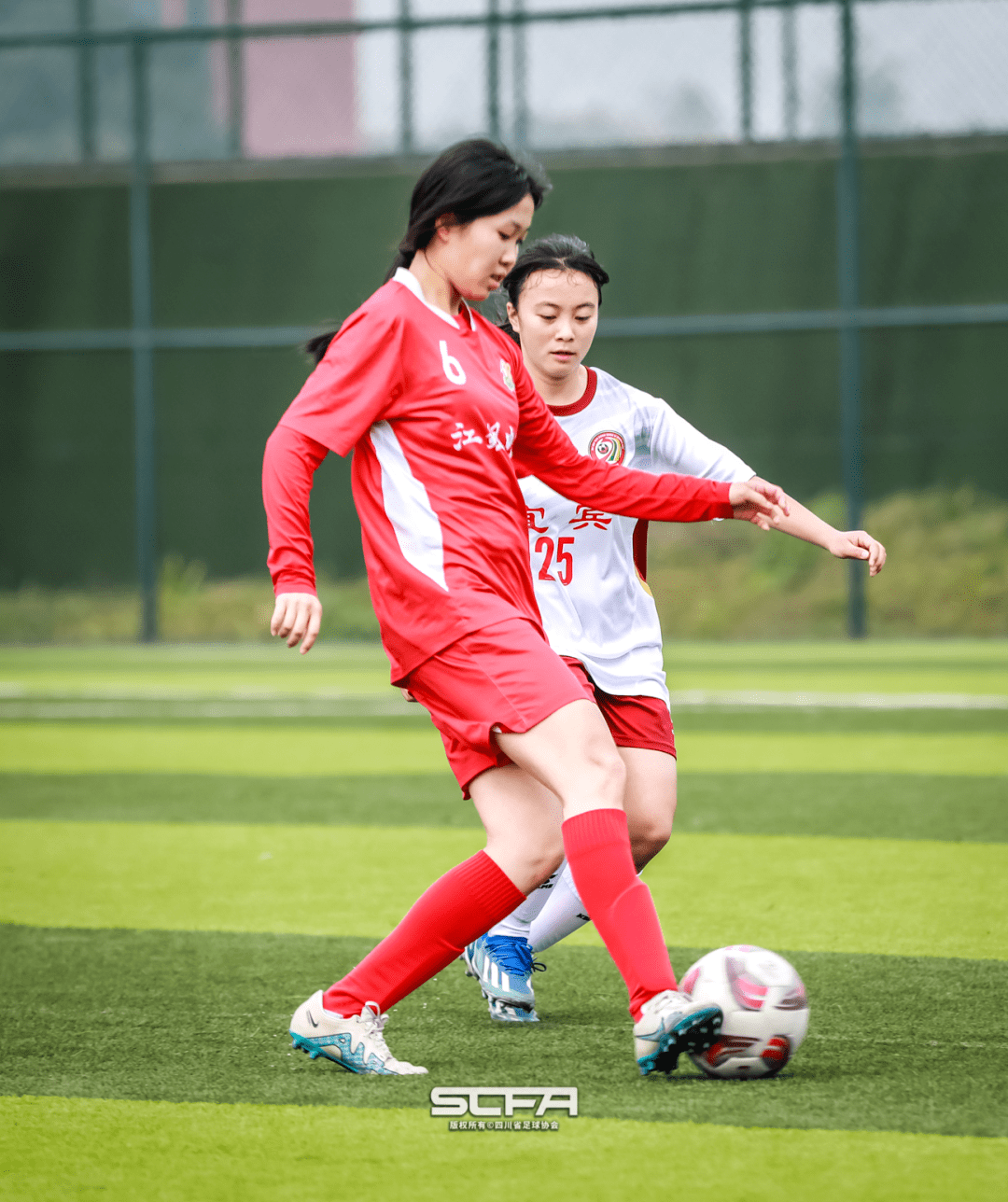 火爆足球赛场女性选手风姿绰约