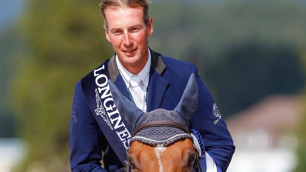 比利时选手斩获金牌，笑迎胜利