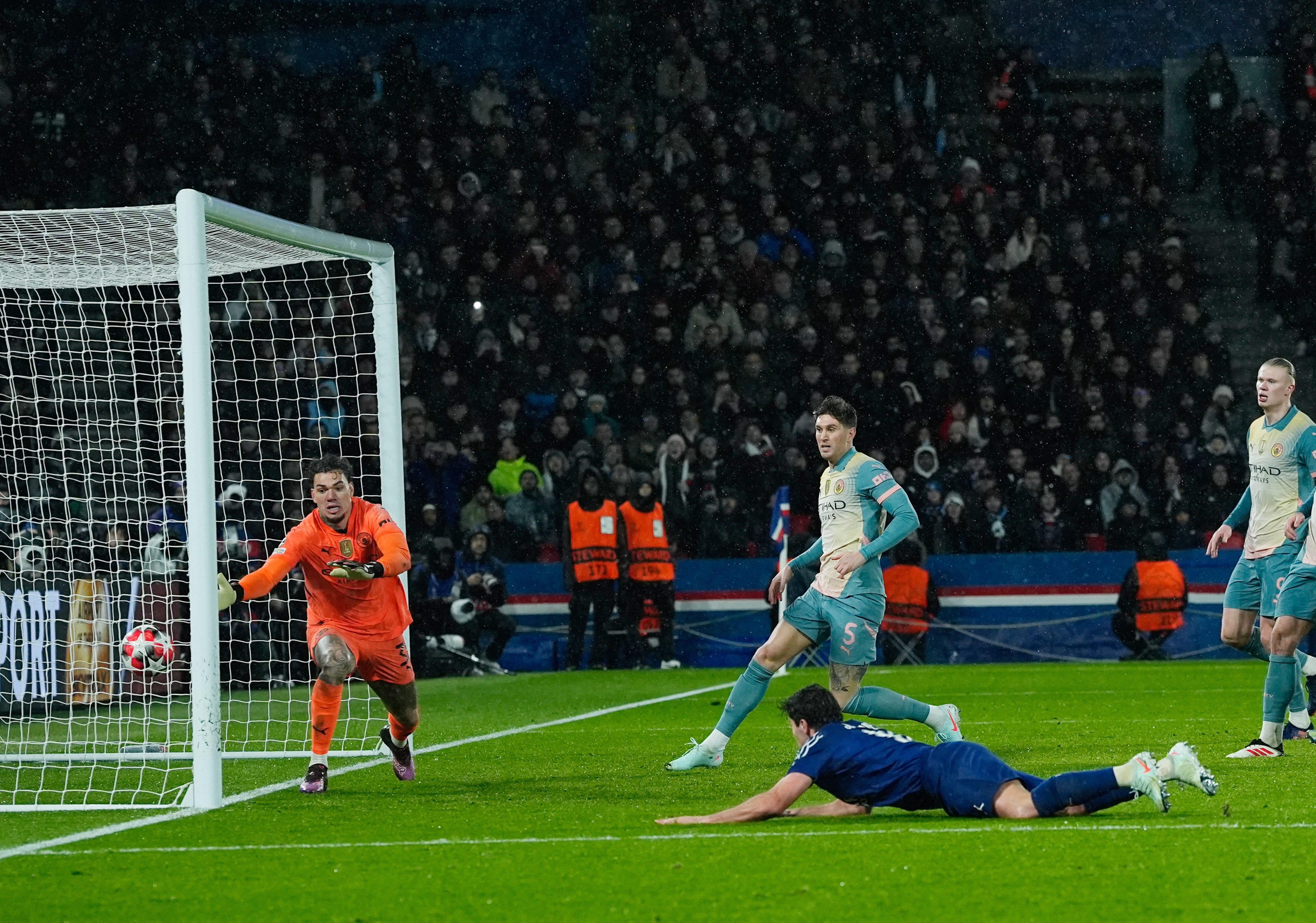 爱体育-巴黎圣日耳曼客场大胜对手，雄霸比赛场上