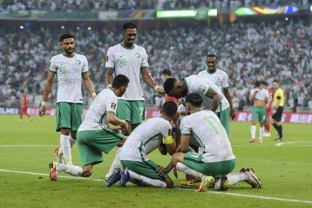 爱体育官方网站-强队对决,胜负将在强壮的内线硬仗中定夺